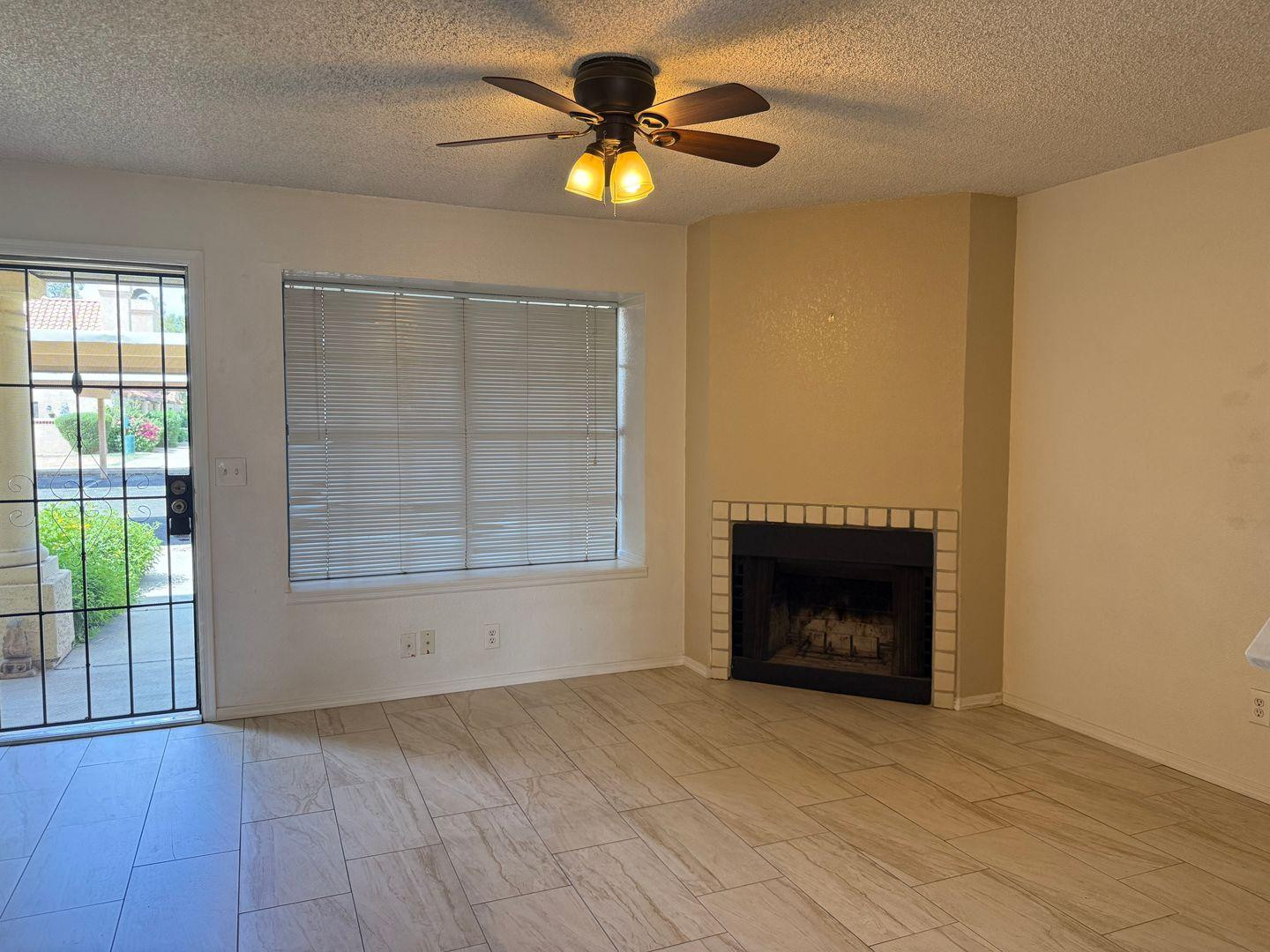 5704 E Aire Libre 1242