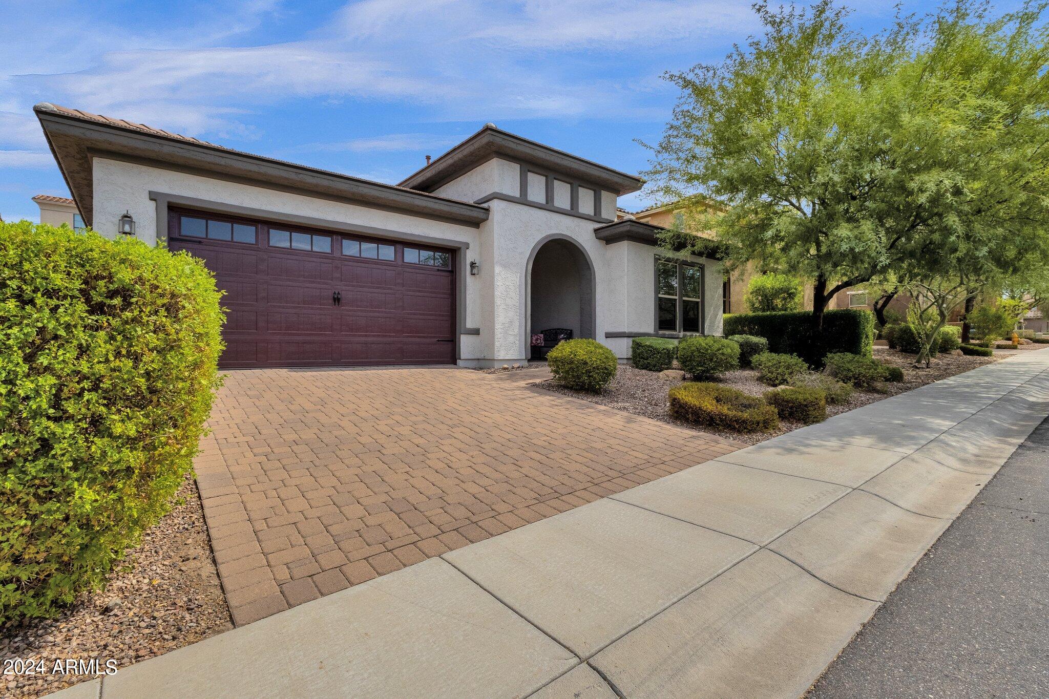 2126 W RED FOX Road