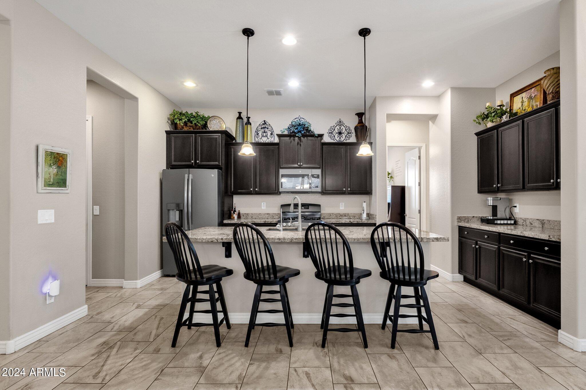 2126 W RED FOX Road