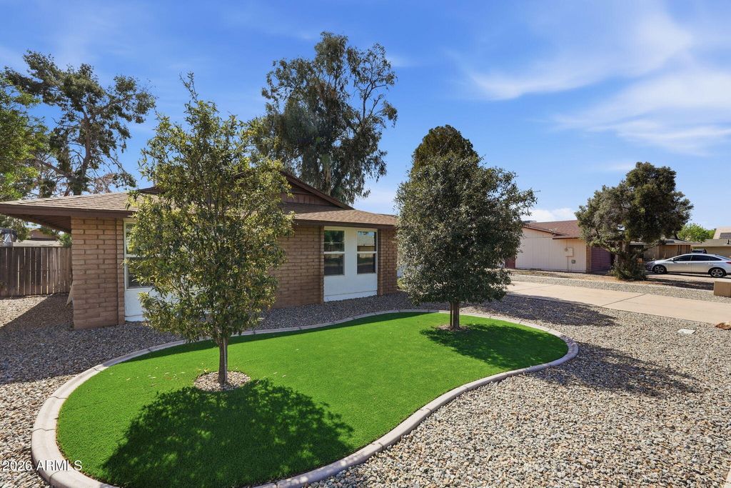 Photo of 423 W Horseshoe Avenue, Gilbert, AZ 85233 (MLS # 6994152)