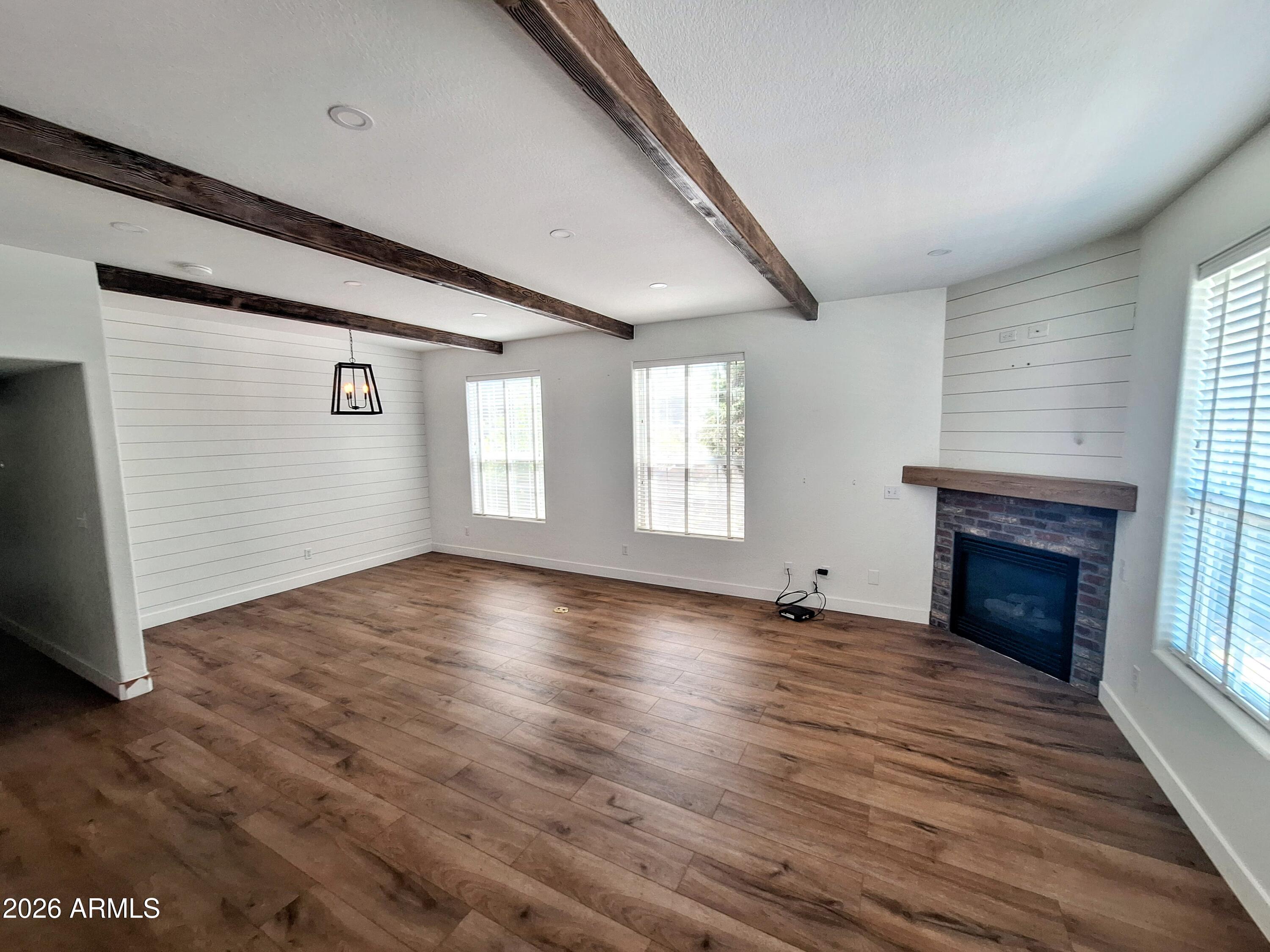 923 W MADERA Lane