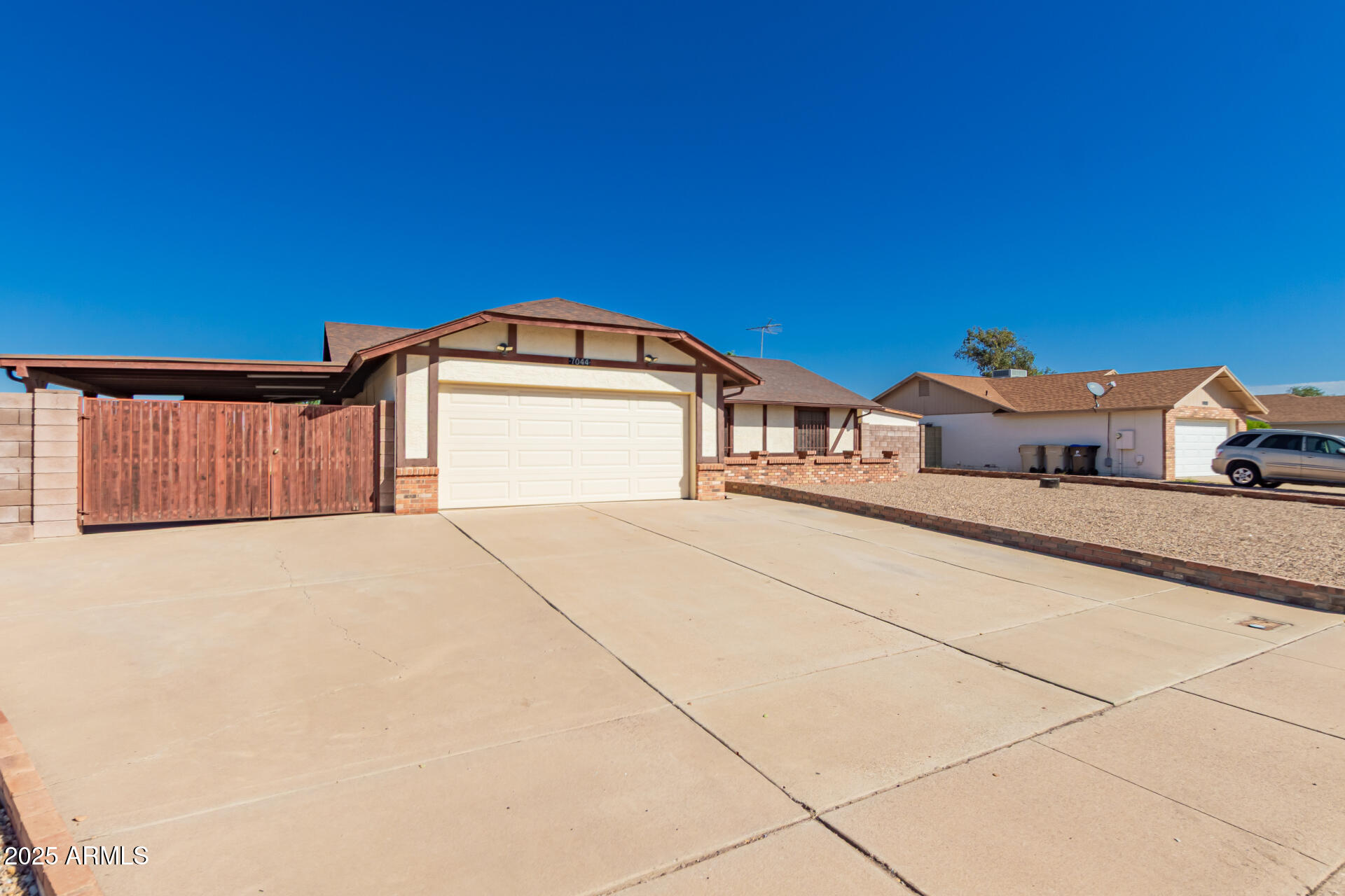 7044 W CAMERON Drive