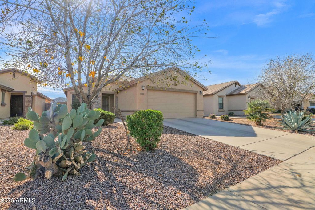 Photo of 915 W Desert Seasons Drive, San Tan Valley, AZ 85143 (MLS # 6977154)