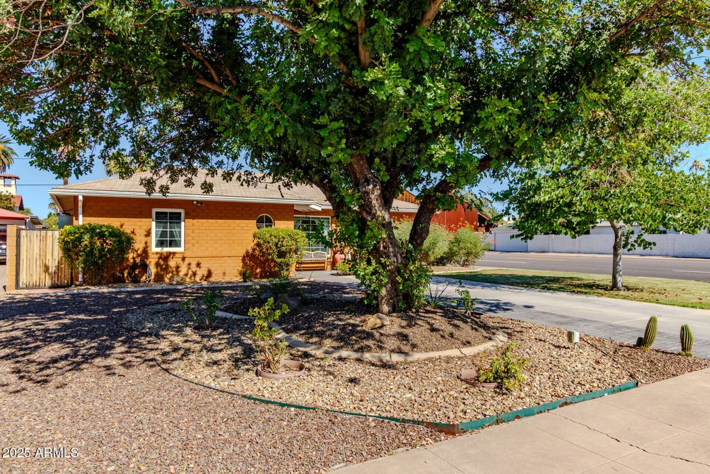 Photo of 702 W Cambridge Avenue, Phoenix, AZ 85007 (MLS # 6937316)