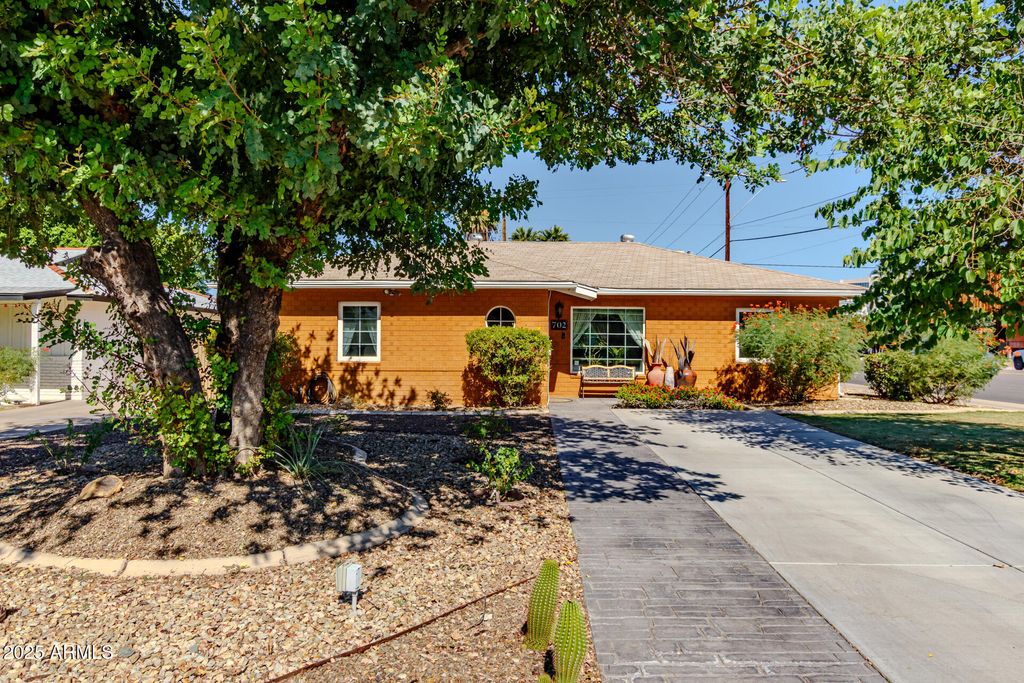 Photo of 702 W Cambridge Avenue, Phoenix, AZ 85007 (MLS # 6937316)