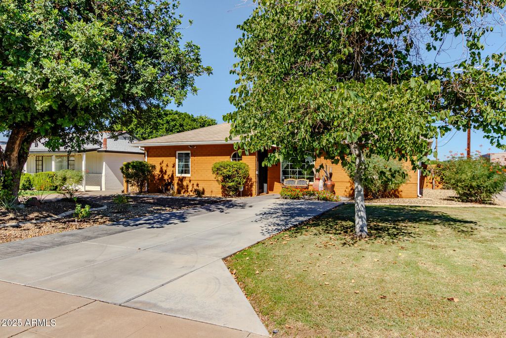Photo of 702 W Cambridge Avenue, Phoenix, AZ 85007 (MLS # 6937316)