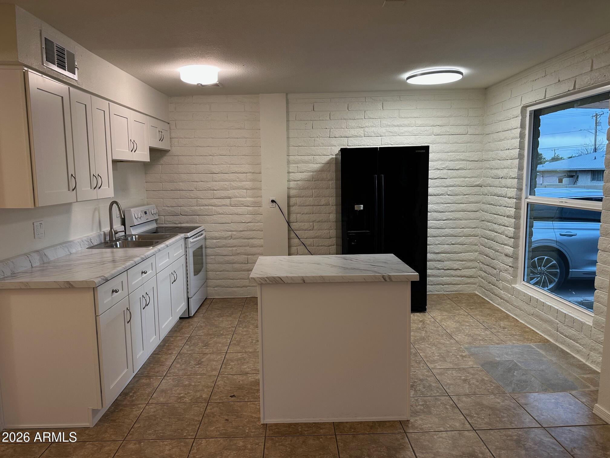 2333 W GLENROSA Avenue 114