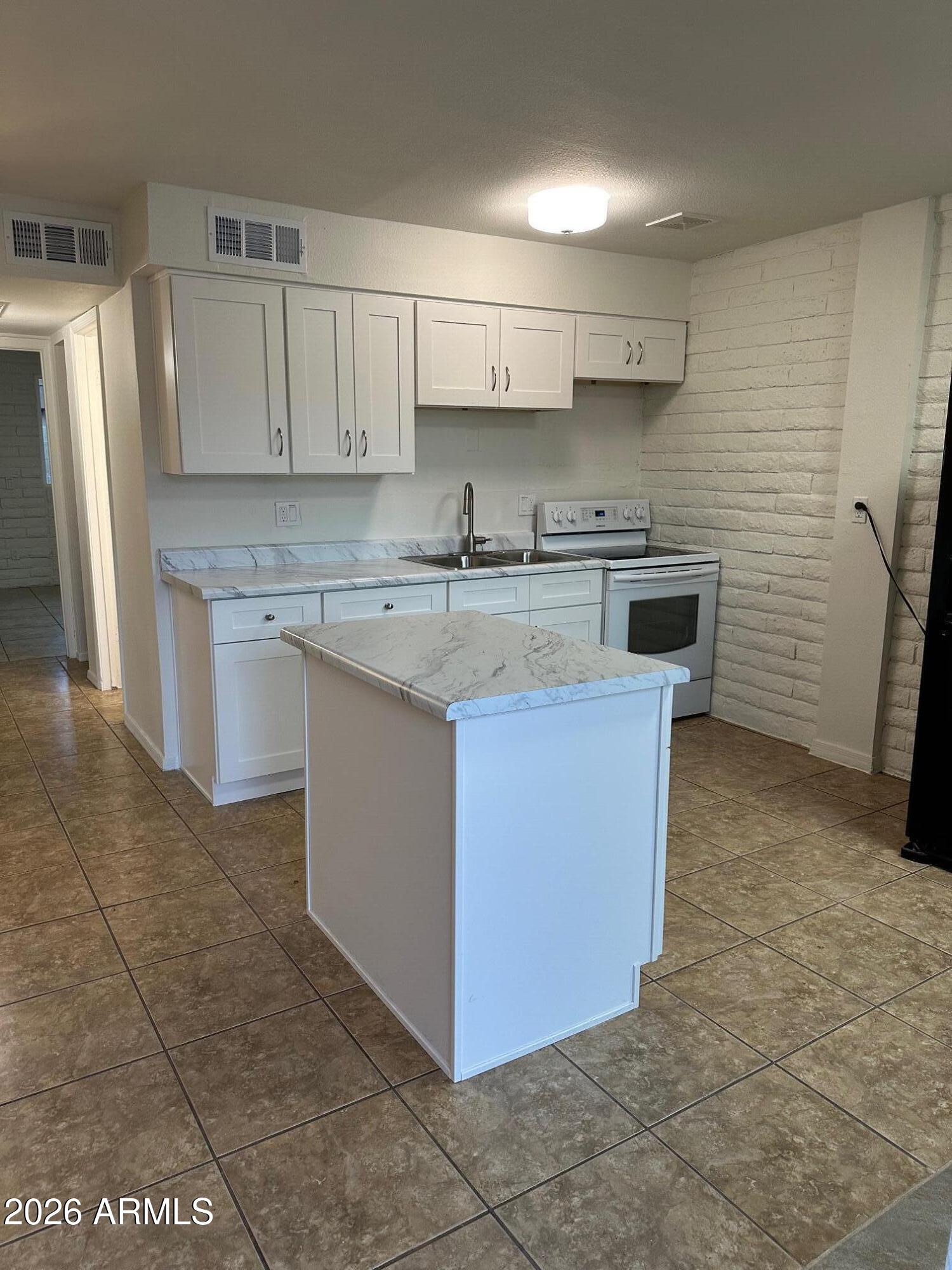 2333 W GLENROSA Avenue 114