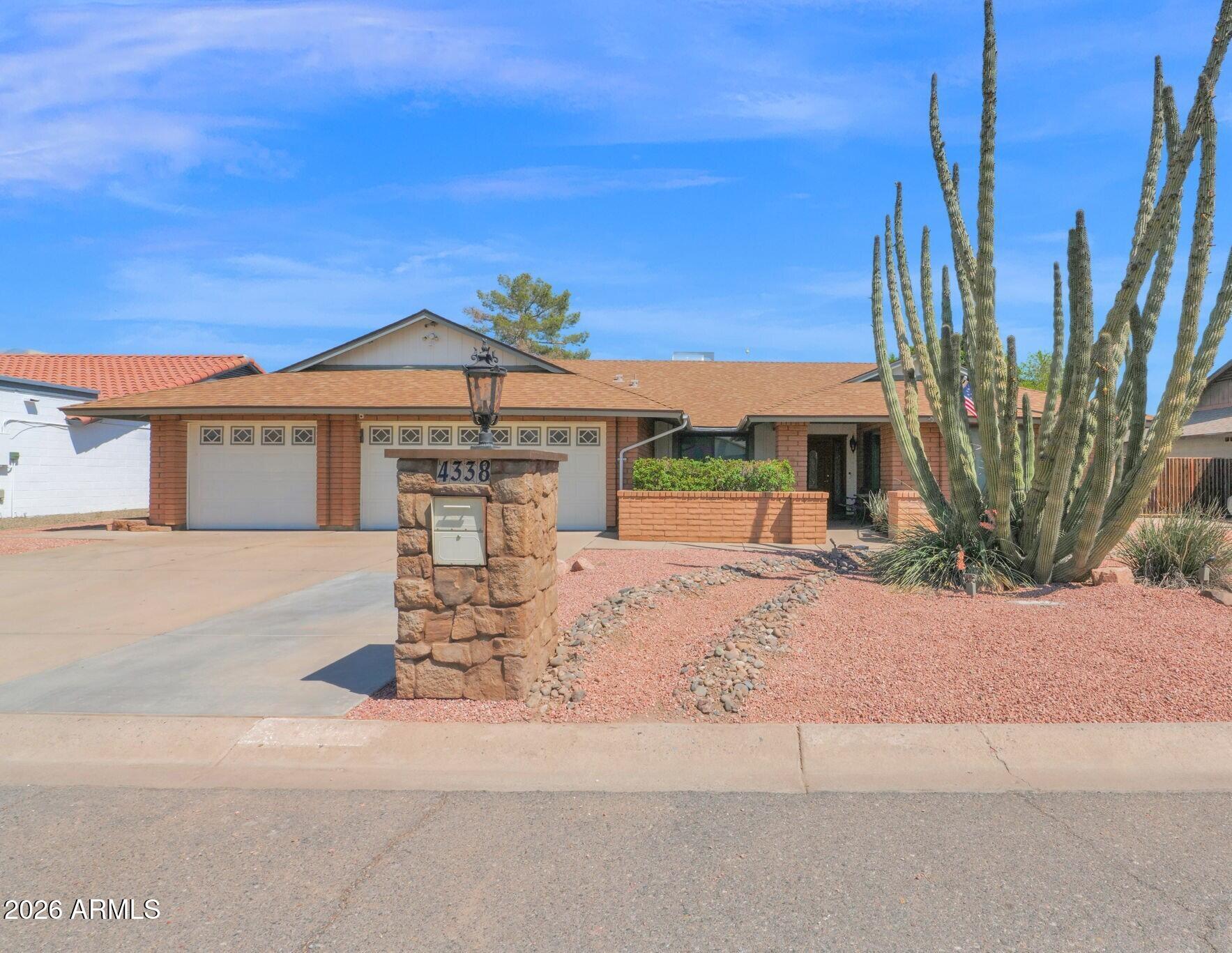 4338 W MICHELLE Drive