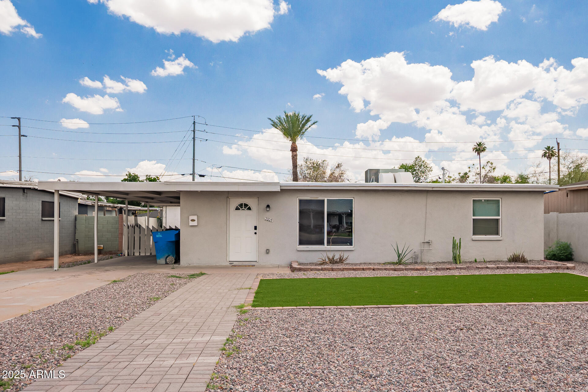 2205 W CAMBRIDGE Avenue