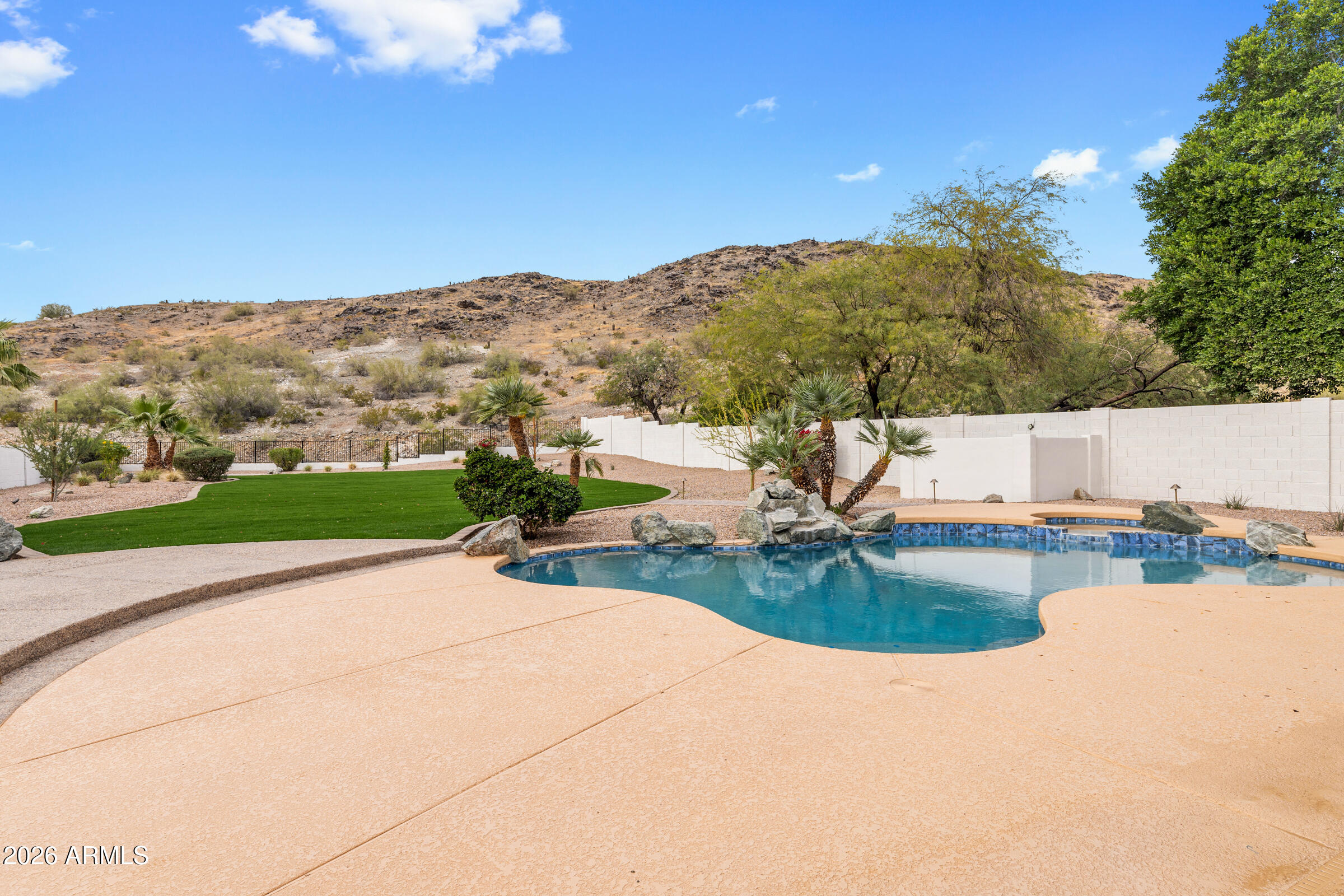 312 W MOUNTAIN SKY Avenue