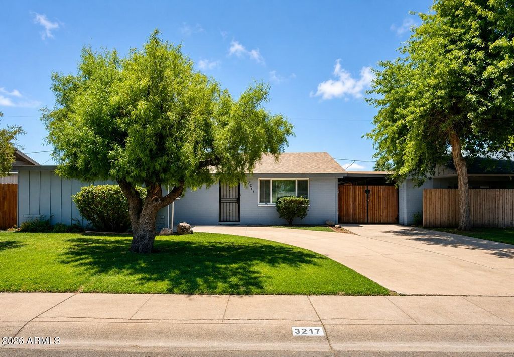 Photo of 3217 W Banff Lane, Phoenix, AZ 85053 (MLS # 7031244)