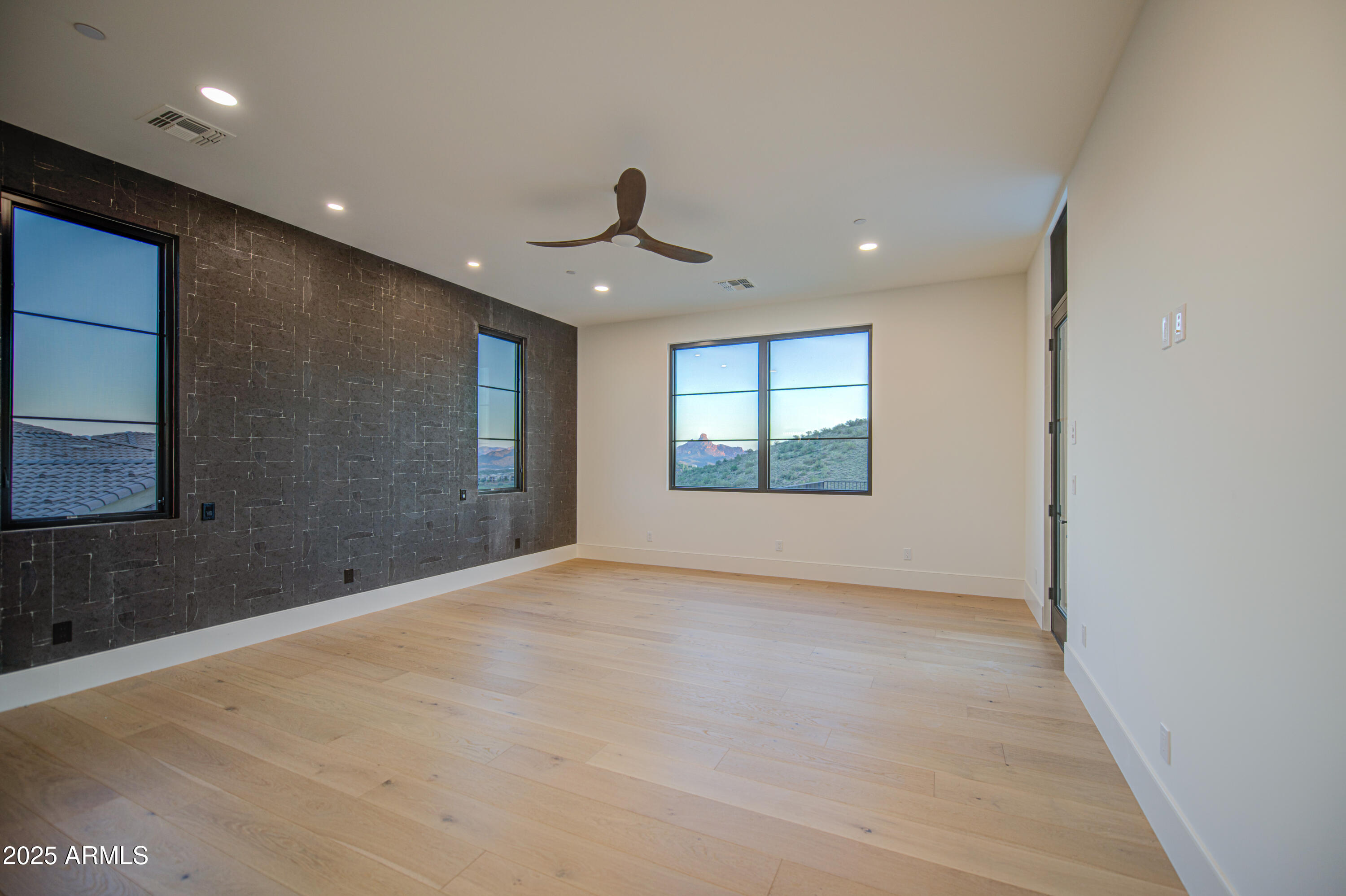 PALATIAL ESTATES - Residential