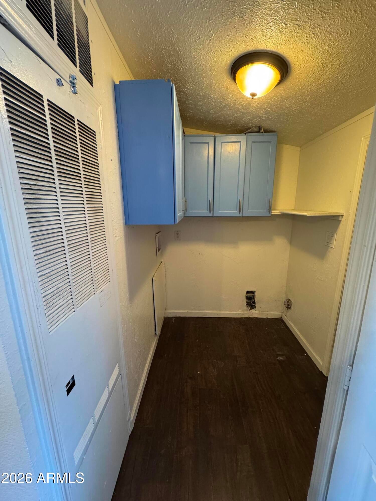 1221 N DYSART Road 44