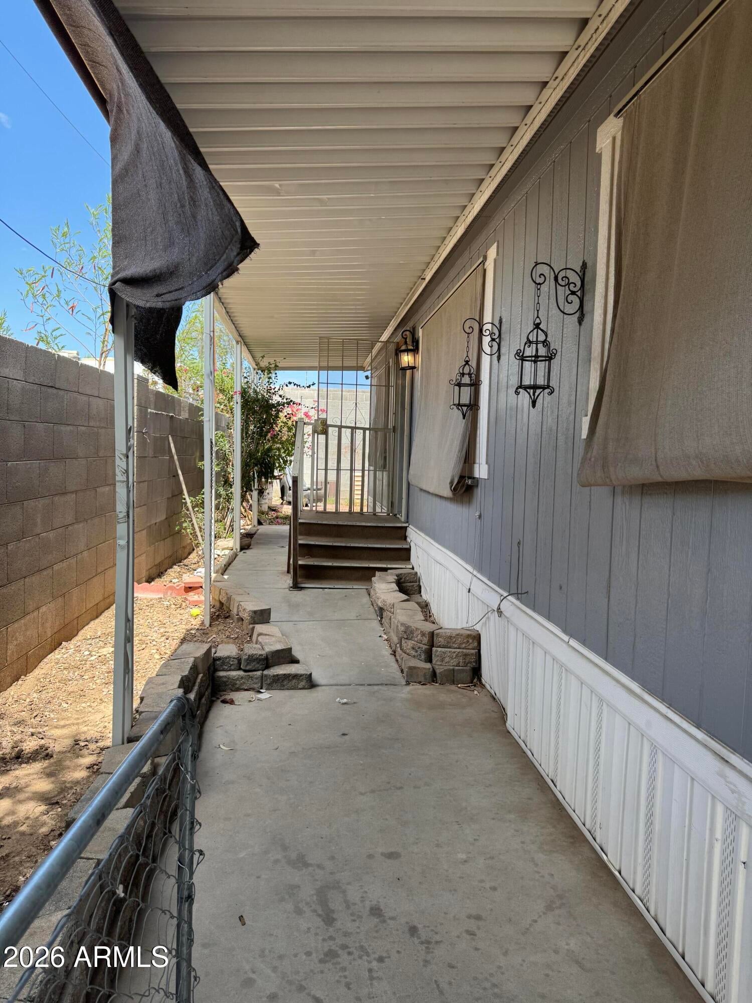 1221 N DYSART Road 44