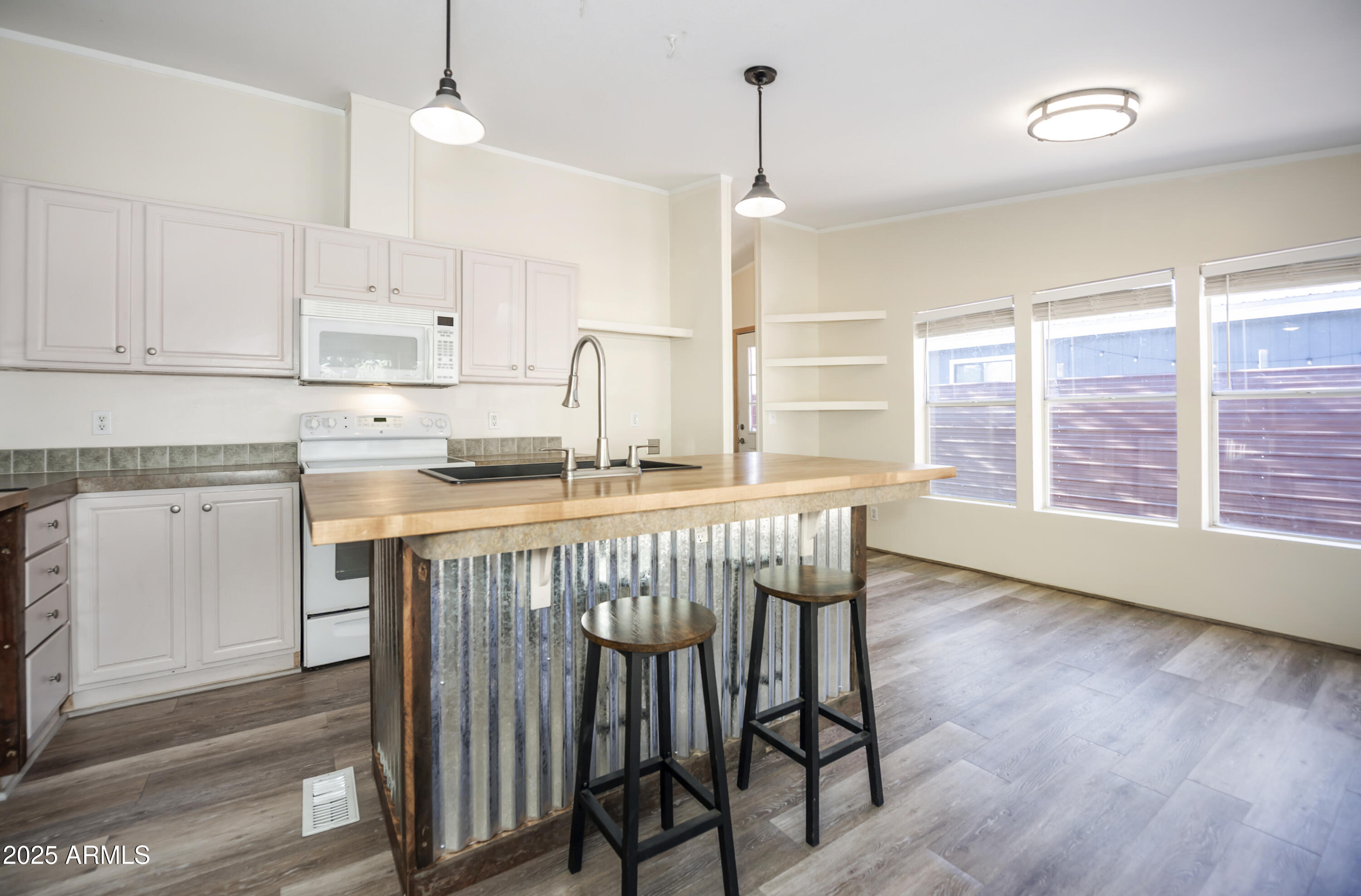 221 W STANDAGE Drive