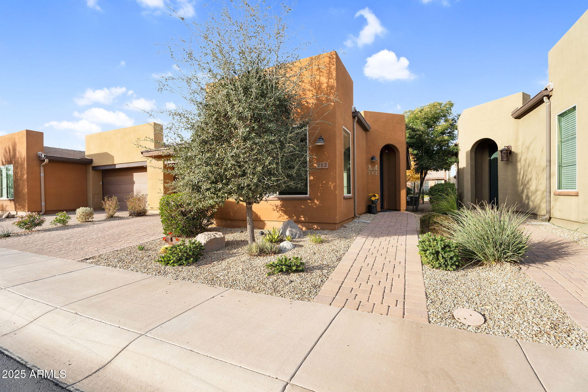 712 E MYRTLE PASS --