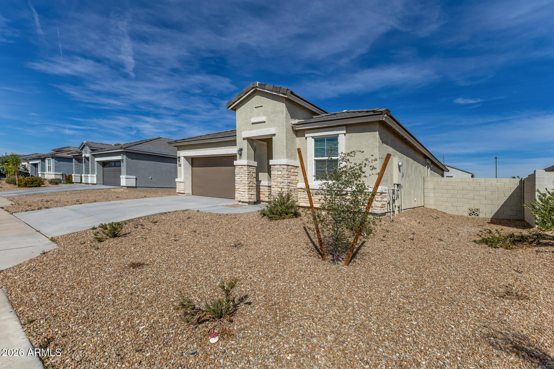 24592 W ILLINI Street