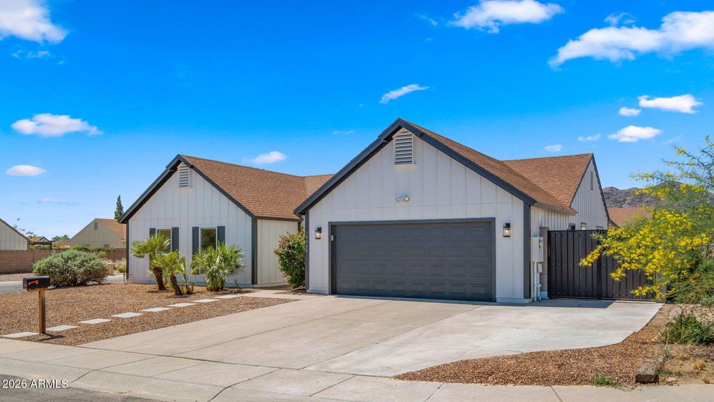 Photo of 10040 S 47th Street, Phoenix, AZ 85044 (MLS # 7003961)