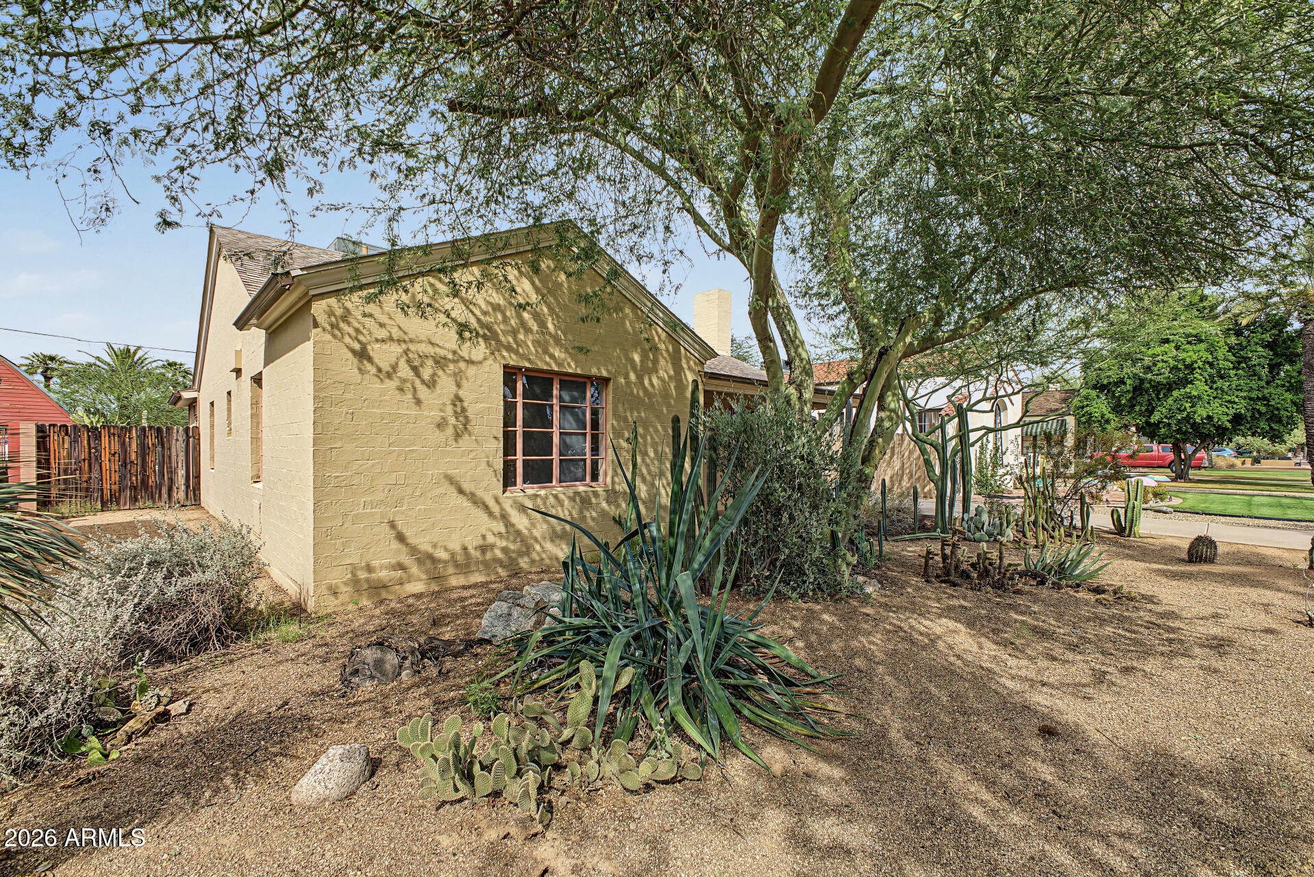 1126 W WILLETTA Street