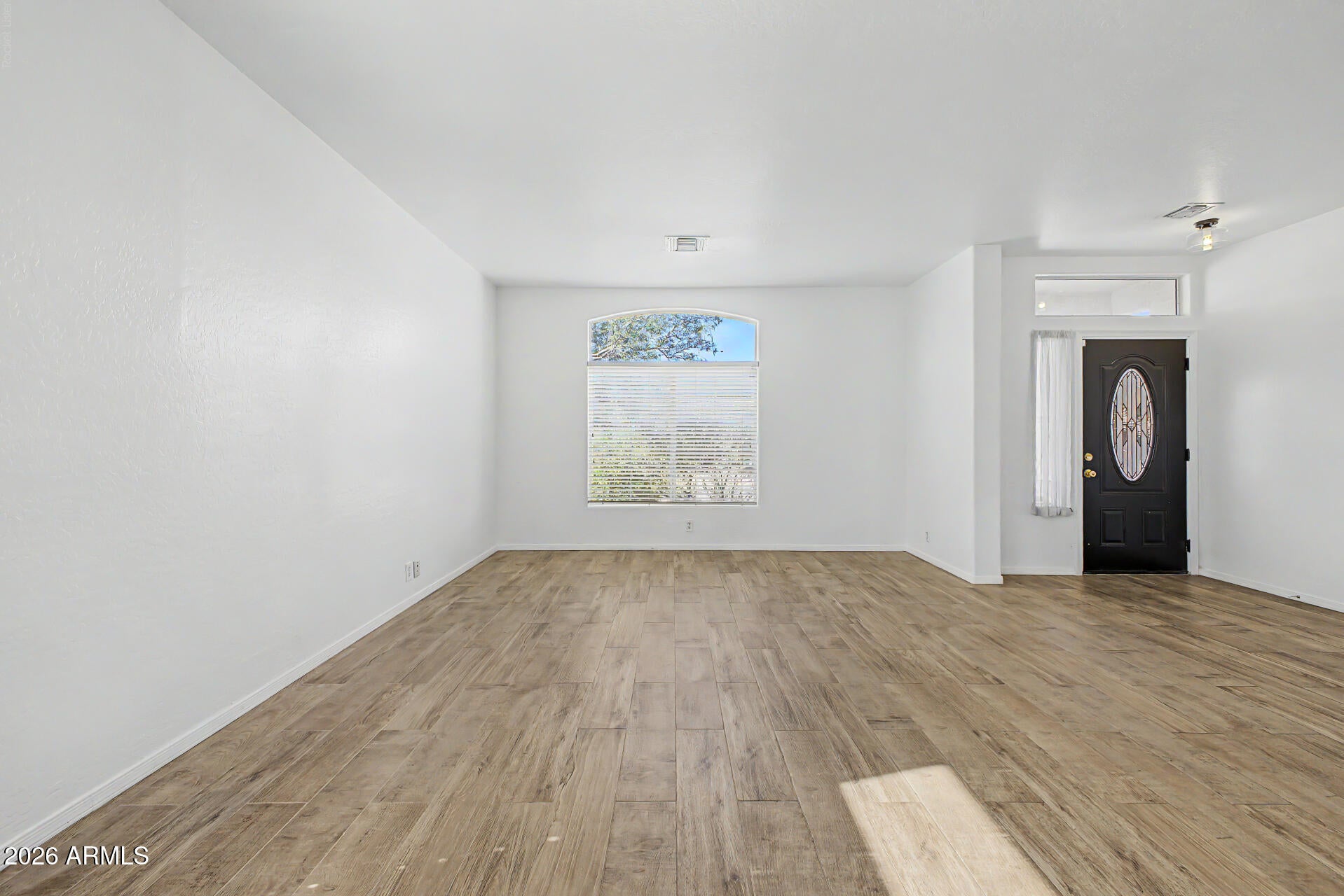 907 E GARY Lane