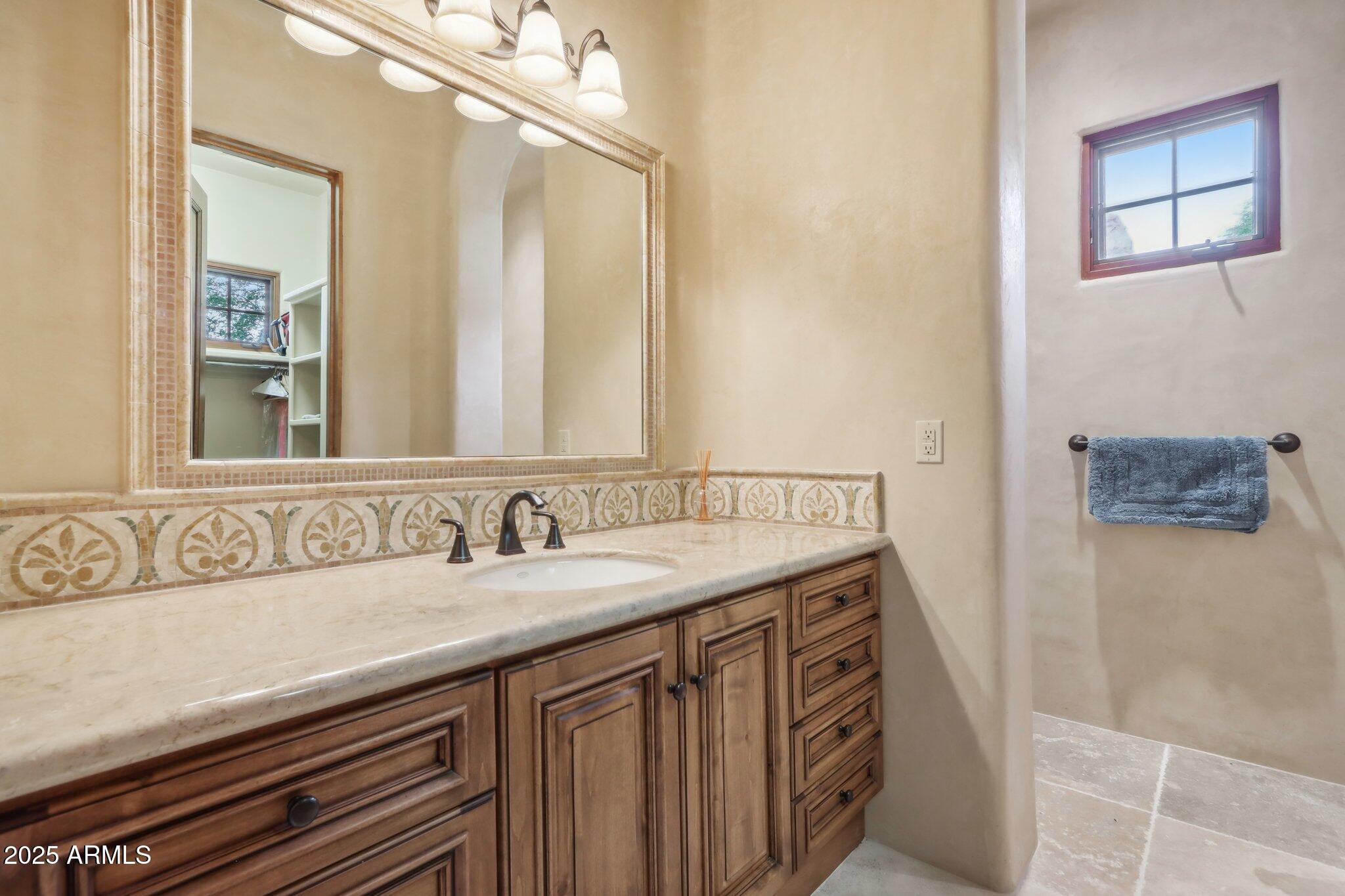 Phoenix, Arizona 85018, United States, 4 Bedrooms Bedrooms, ,6 BathroomsBathrooms,Residential,Active,201325