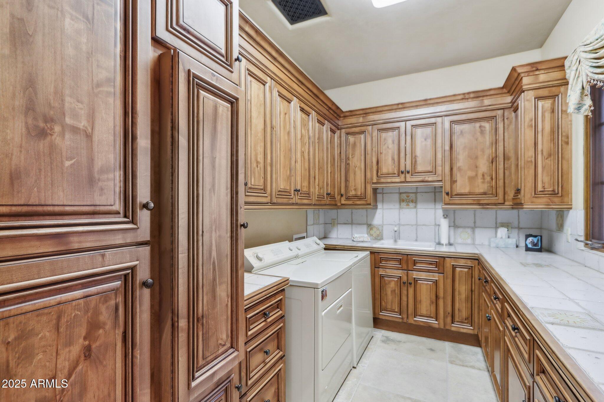 Phoenix, Arizona 85018, United States, 4 Bedrooms Bedrooms, ,6 BathroomsBathrooms,Residential,Active,201325