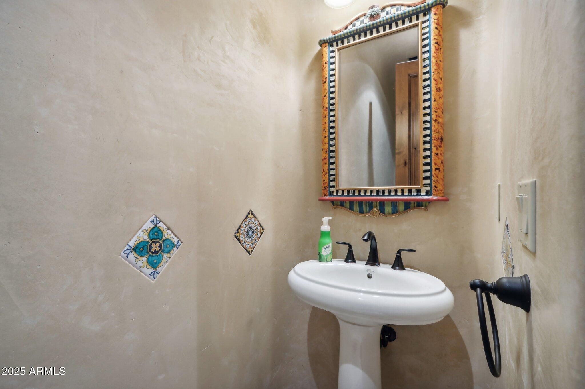 Phoenix, Arizona 85018, United States, 4 Bedrooms Bedrooms, ,6 BathroomsBathrooms,Residential,Active,201325