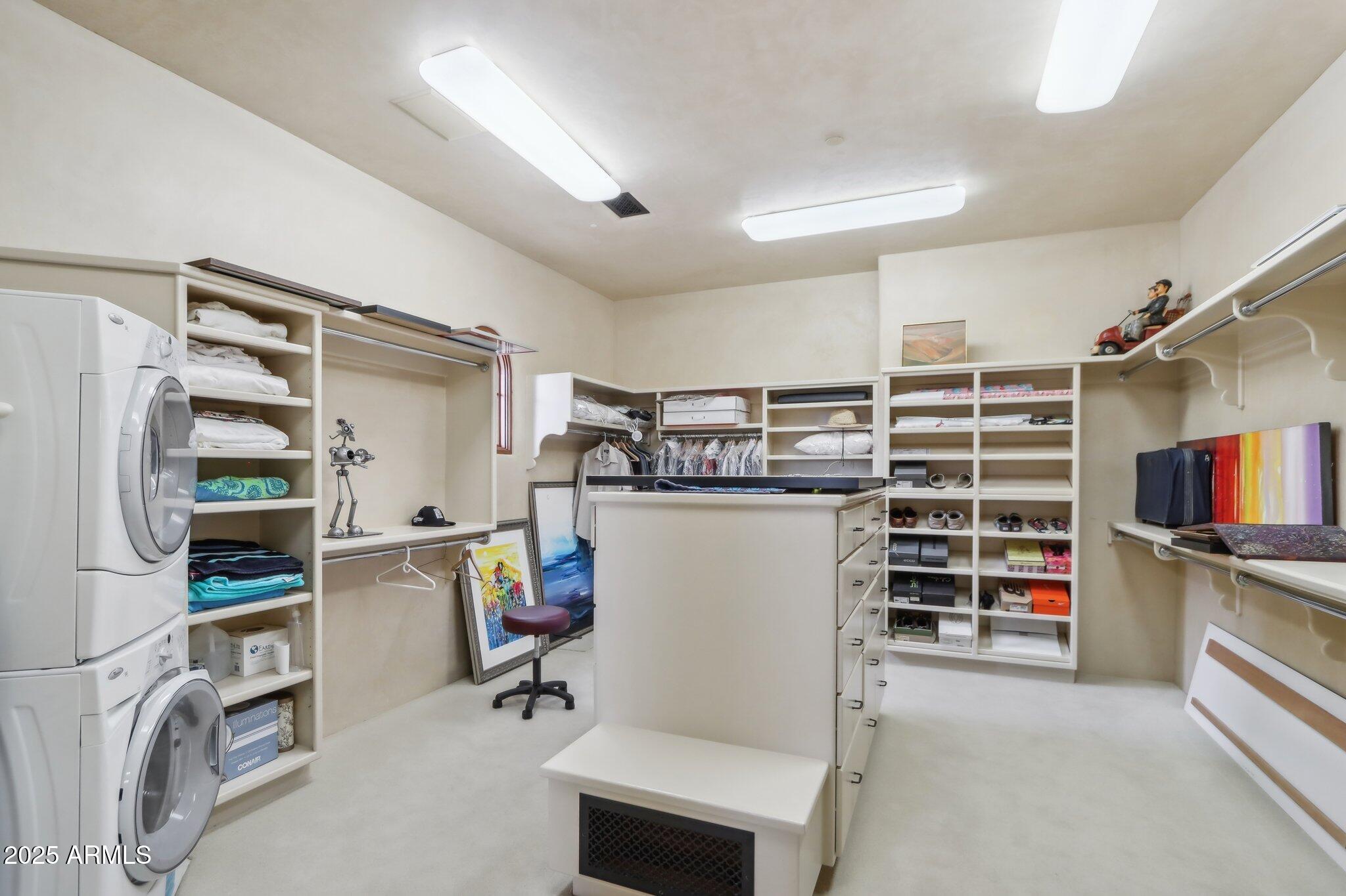 Phoenix, Arizona 85018, United States, 4 Bedrooms Bedrooms, ,6 BathroomsBathrooms,Residential,Active,201325