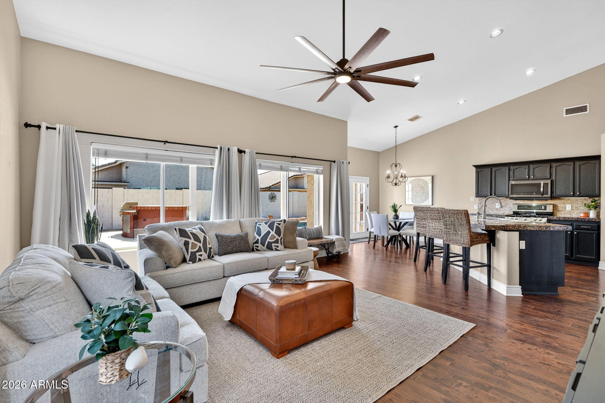 643 W DOUGLAS Avenue