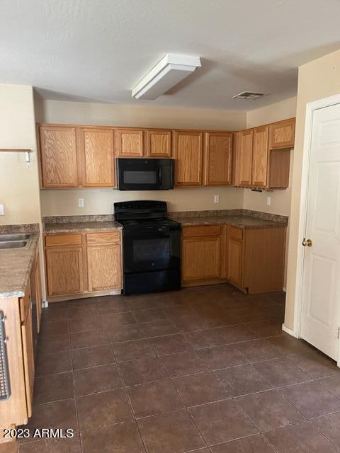 Photo 4 of 19 of 45499 W SHERIDAN Road house