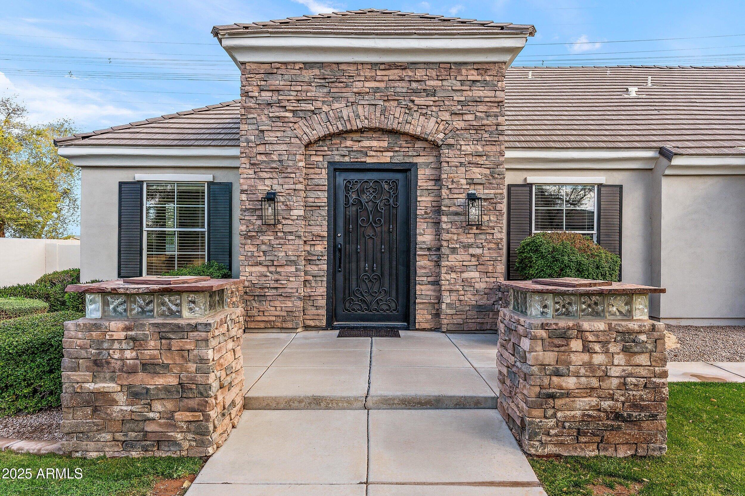 2838 E VAUGHN Court