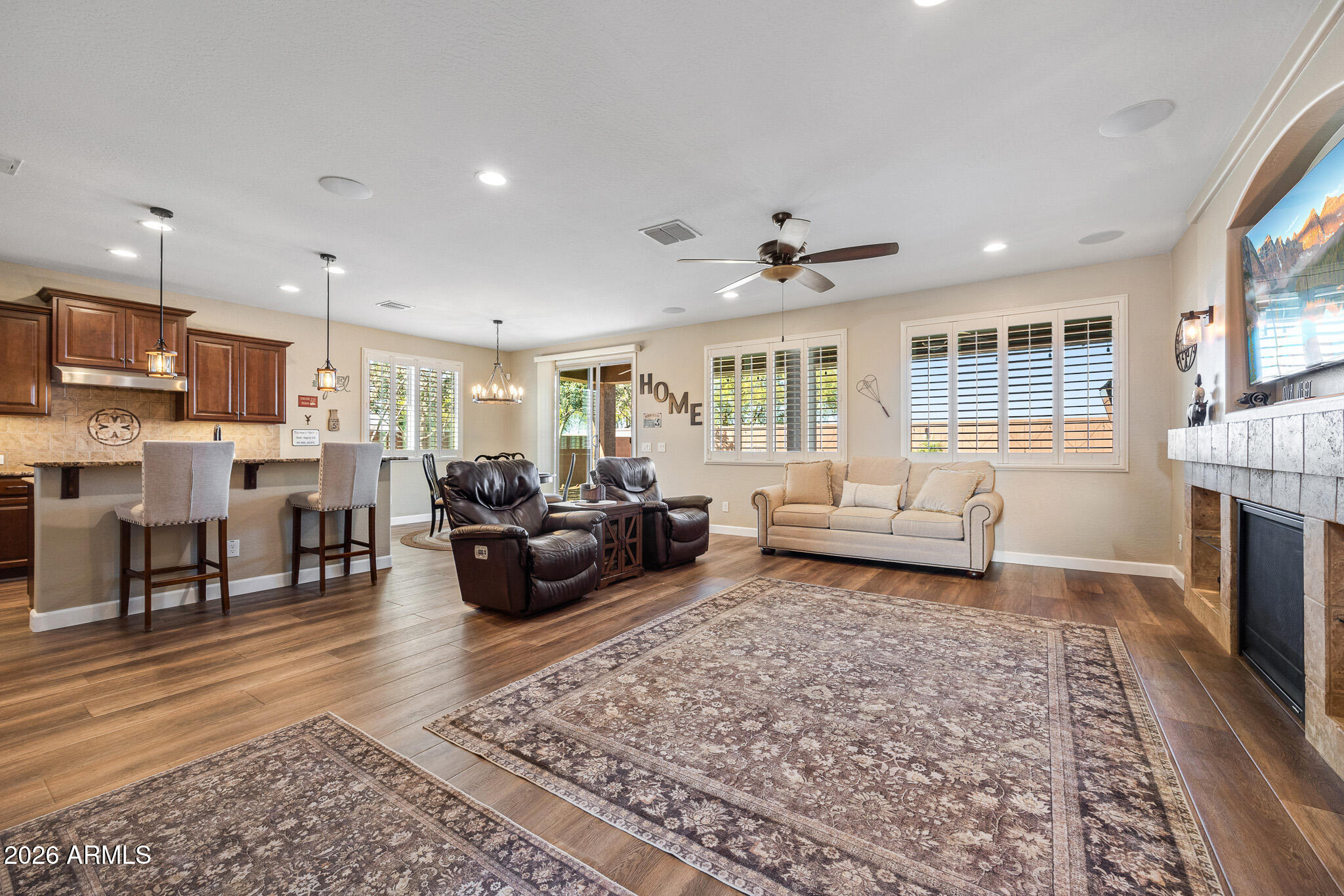 782 W HONEY LOCUST Avenue