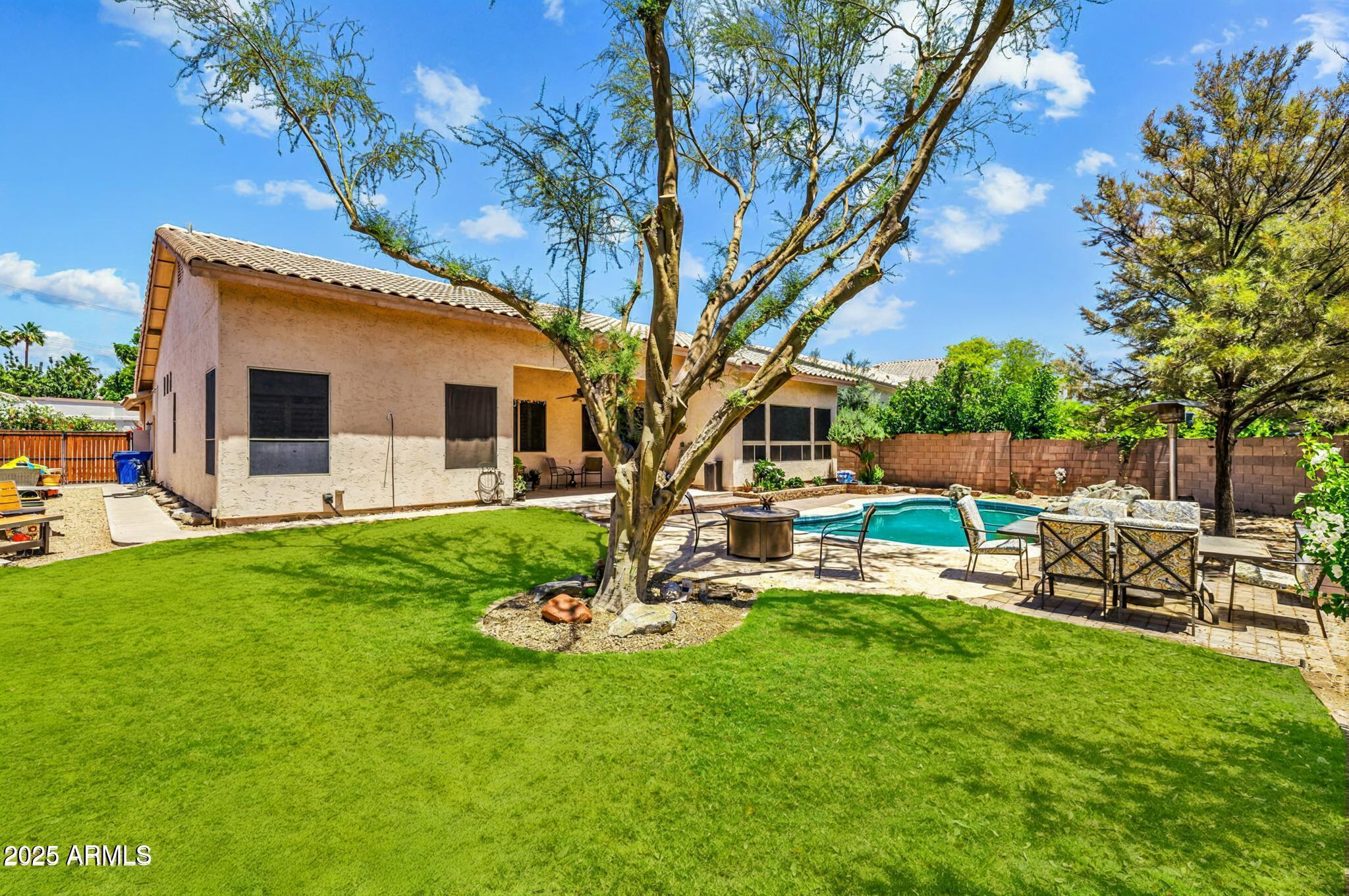 1943 E DRAKE Drive