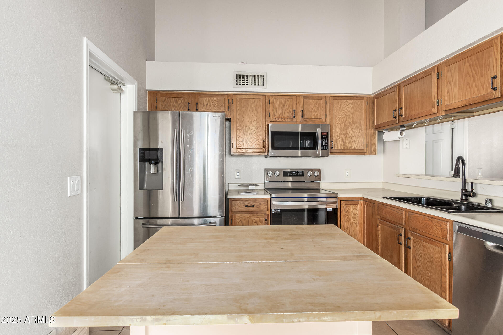 1518 E ROCKWOOD Drive