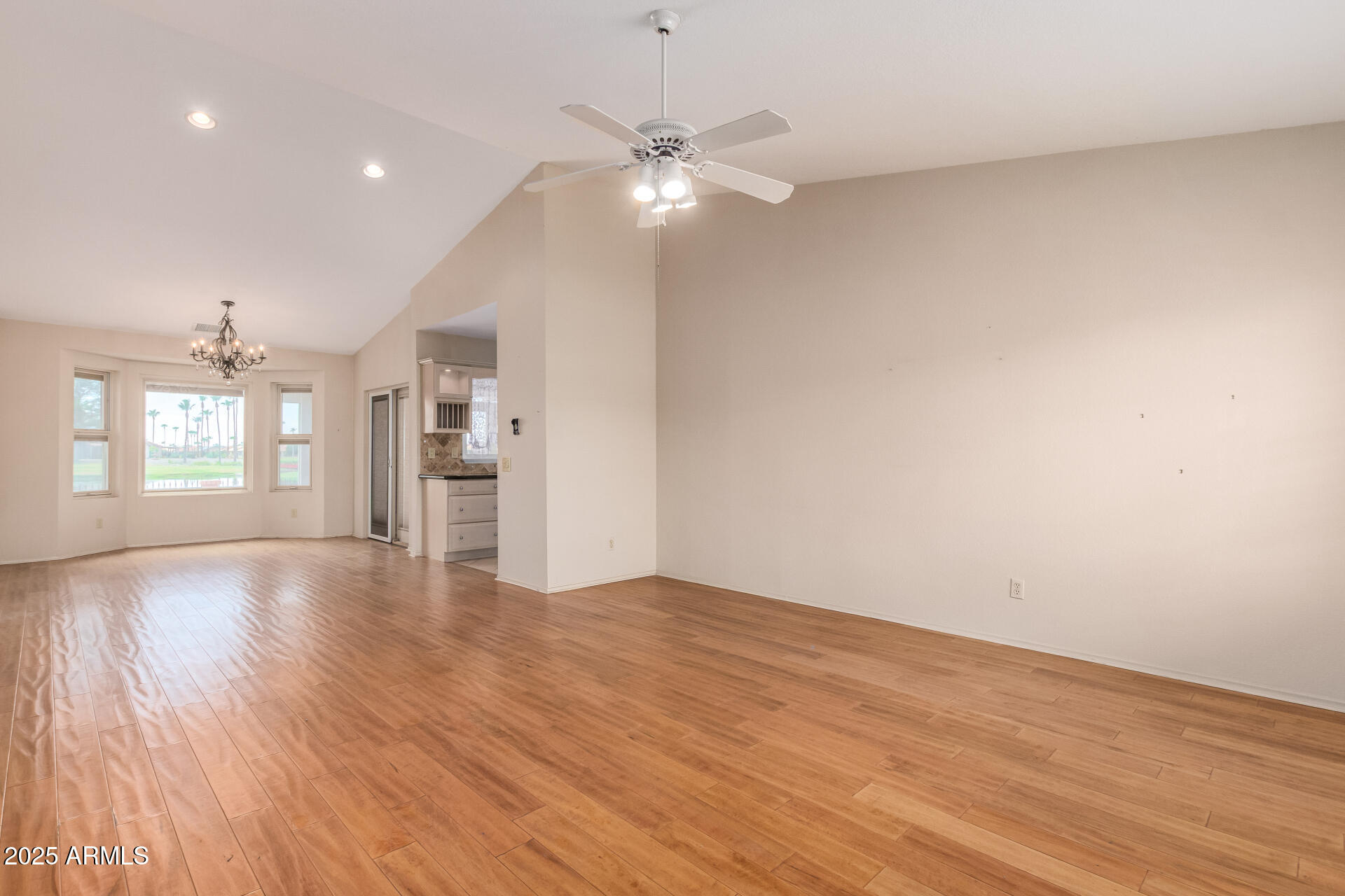 1581 E AUGUSTA Avenue