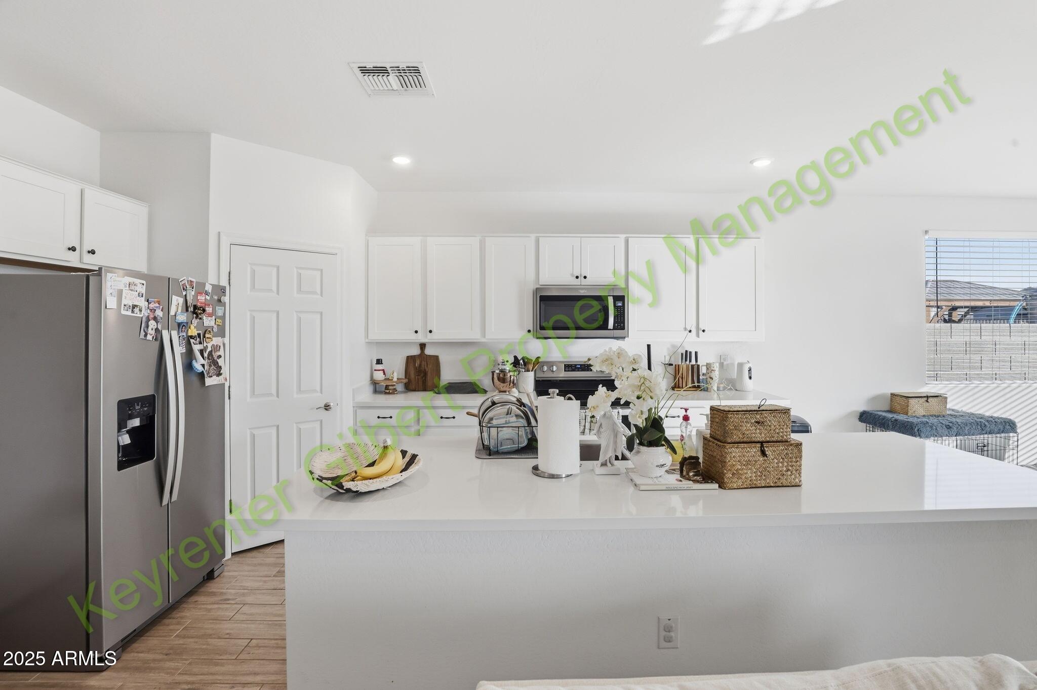 1917 E LARIAT Avenue