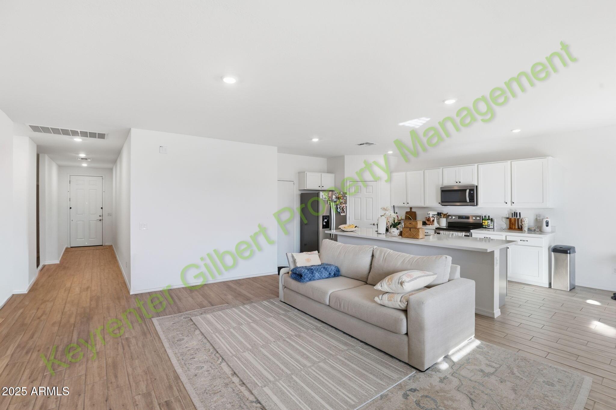 1917 E LARIAT Avenue