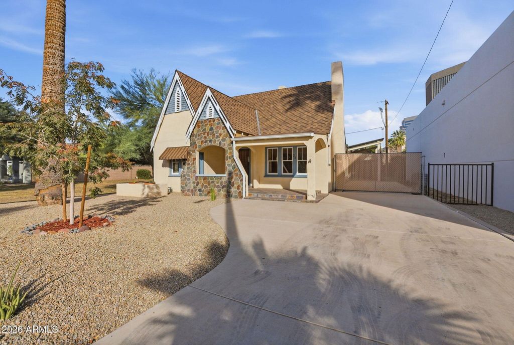 Photo of 28 W Lewis Avenue, Phoenix, AZ 85003 (MLS # 6977324)