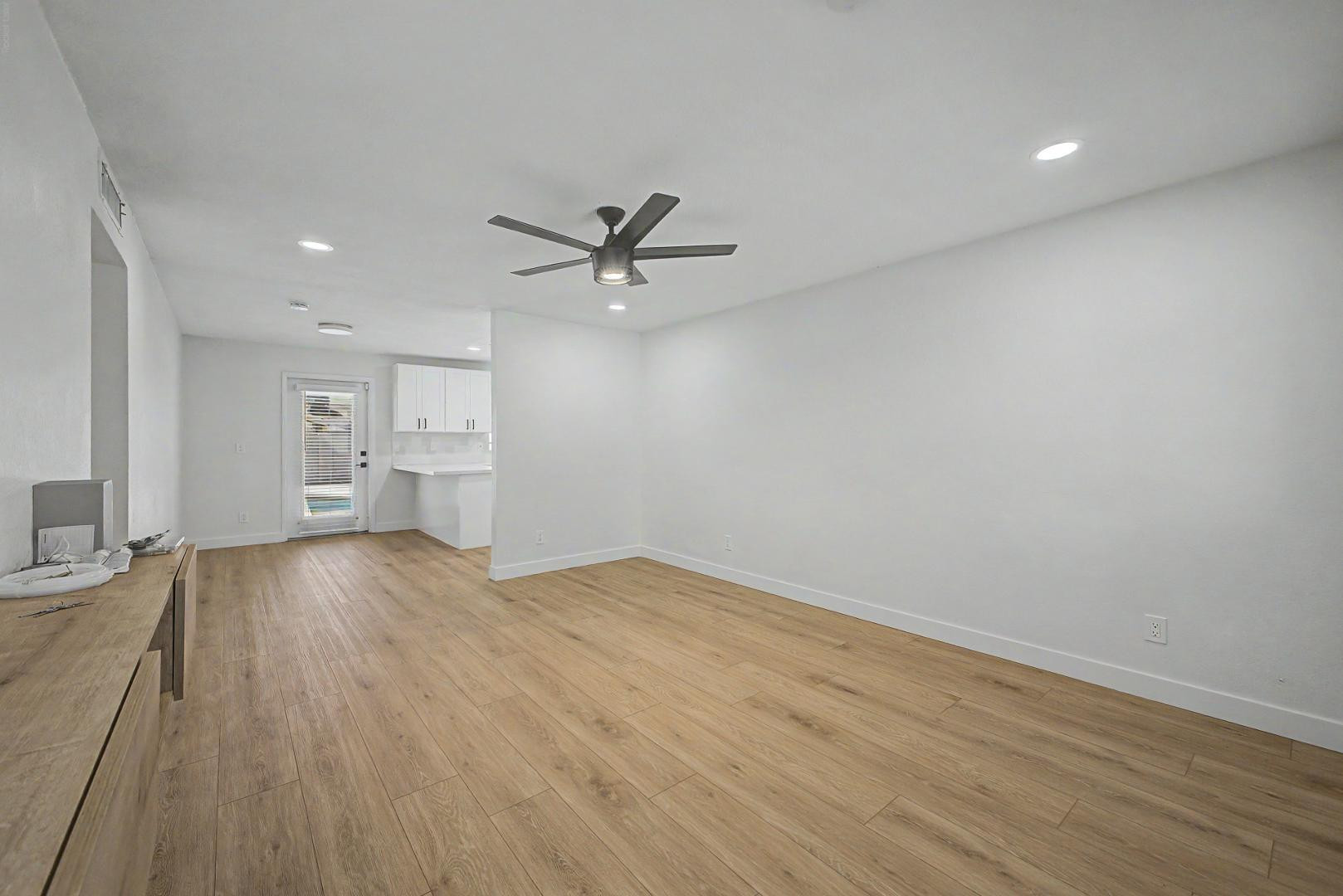 2303 E Inverness Avenue