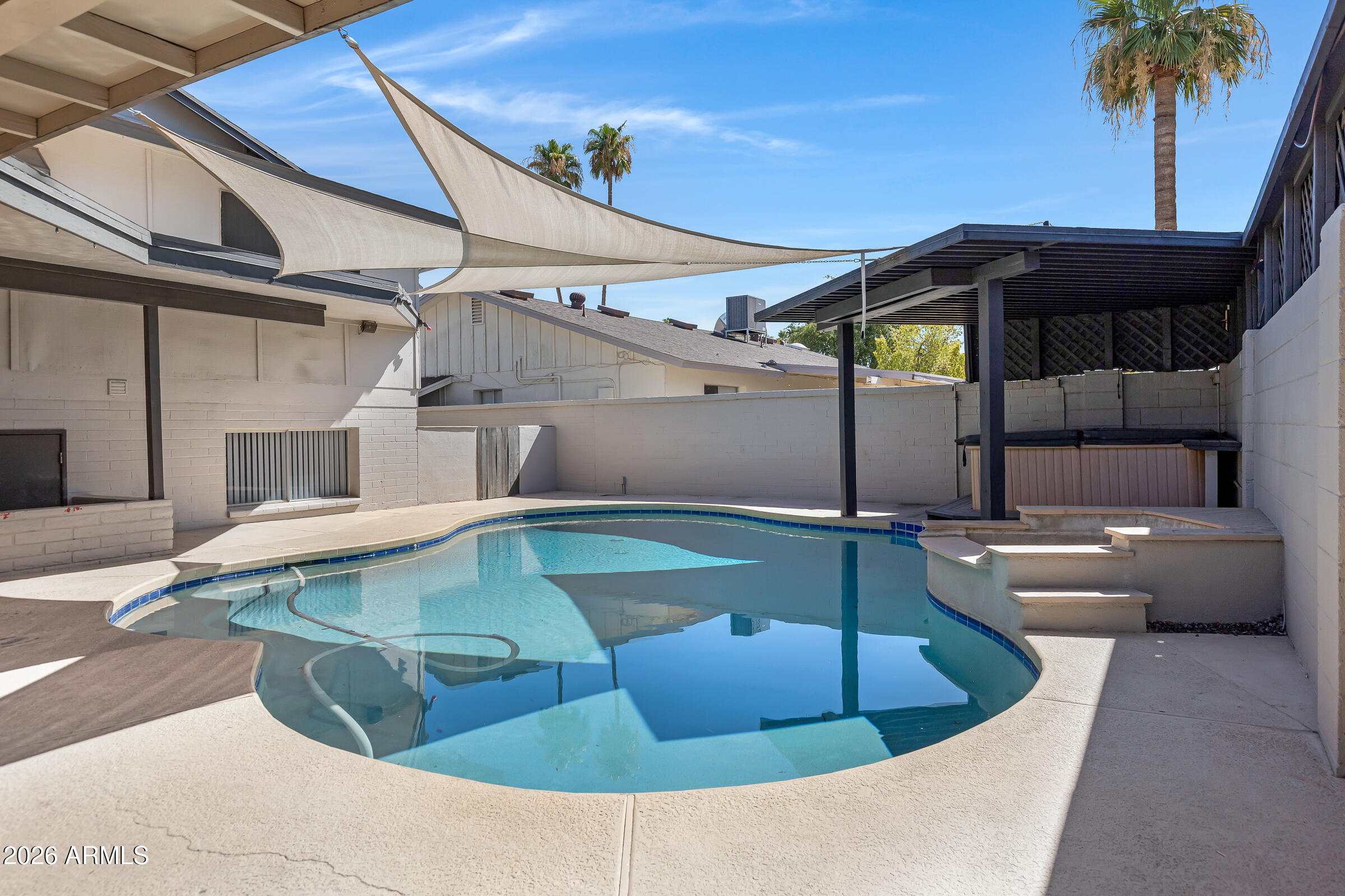 1627 E FREMONT Drive