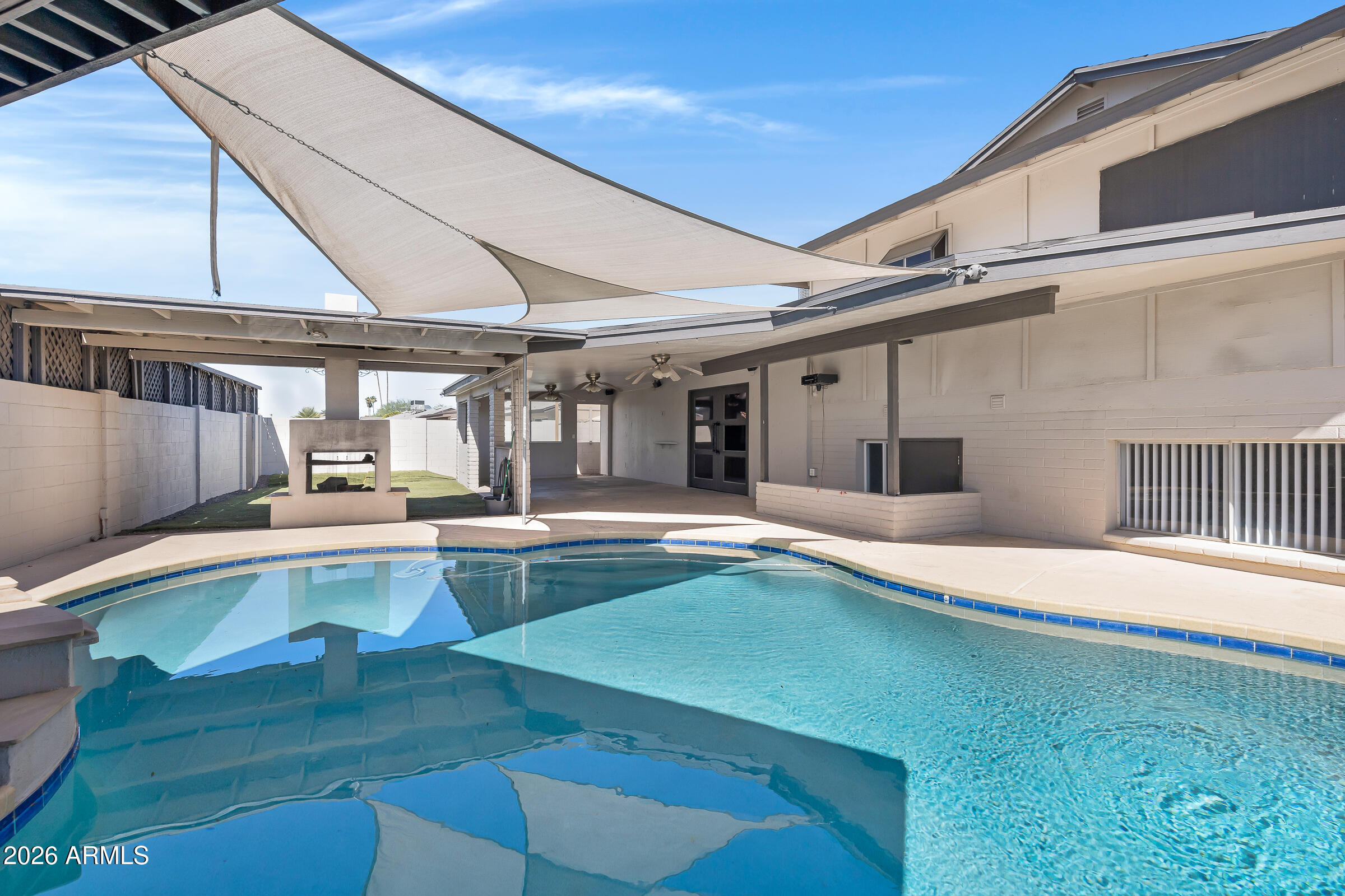 1627 E FREMONT Drive