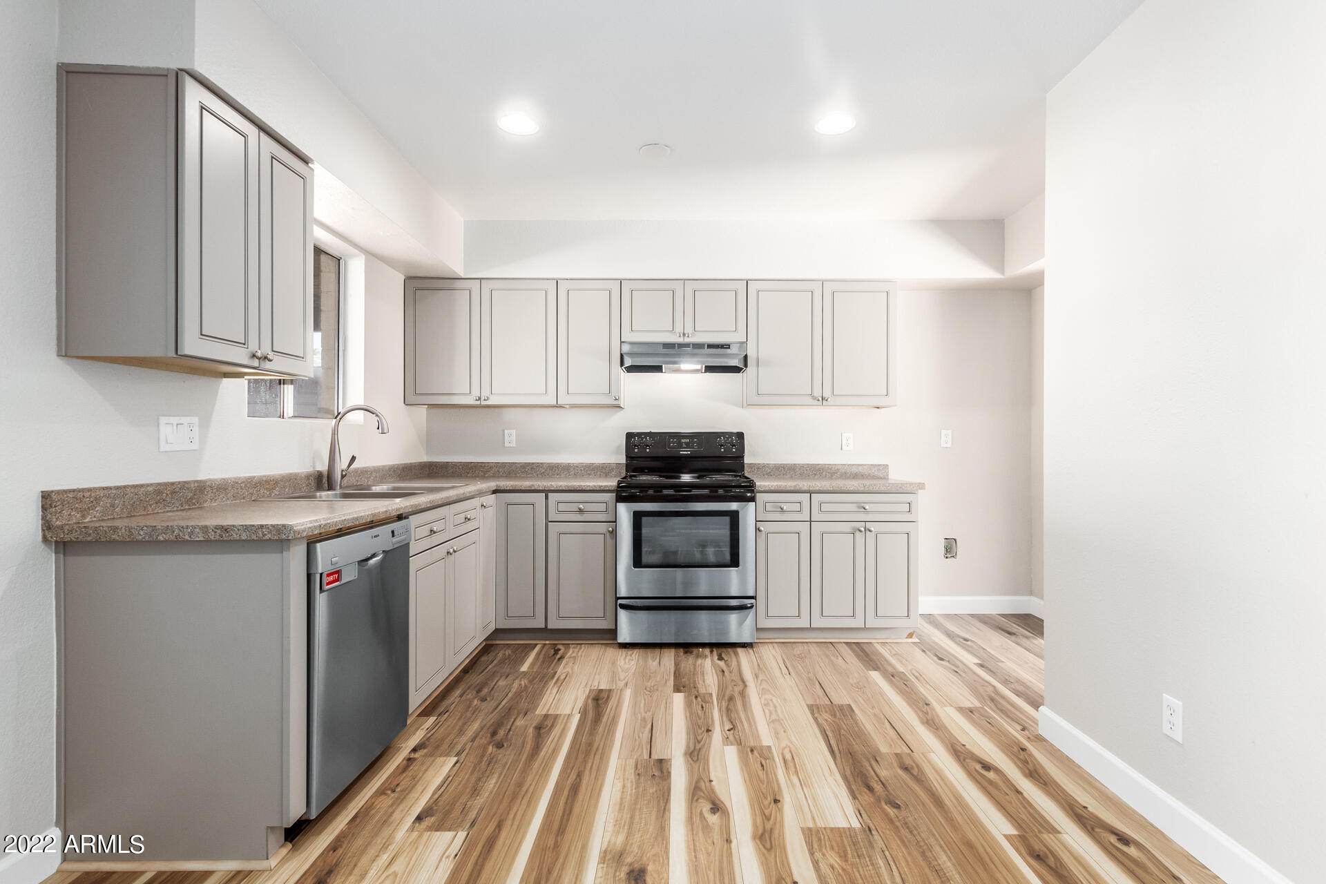 1225 W HALSTEAD Drive