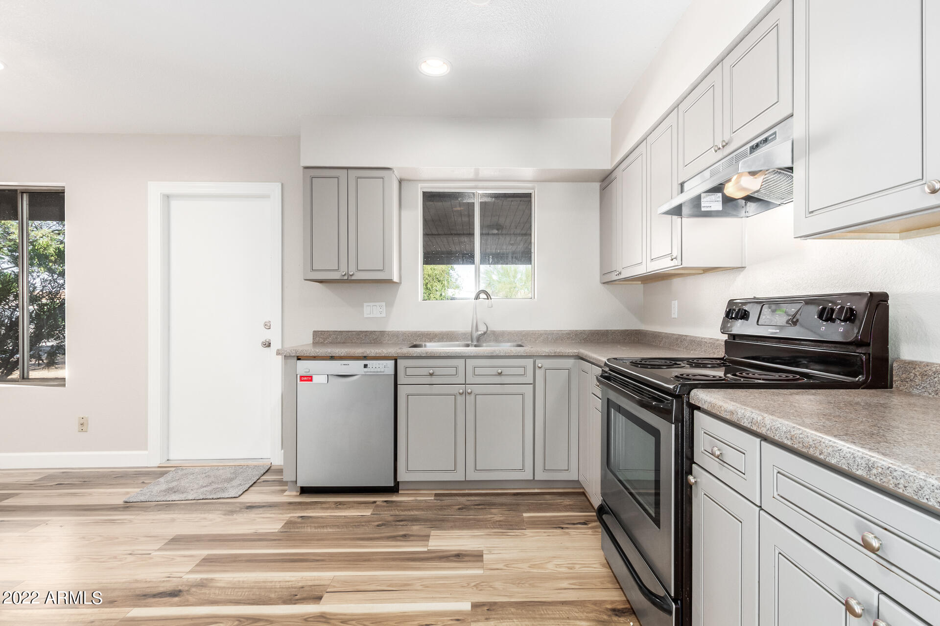 1225 W HALSTEAD Drive