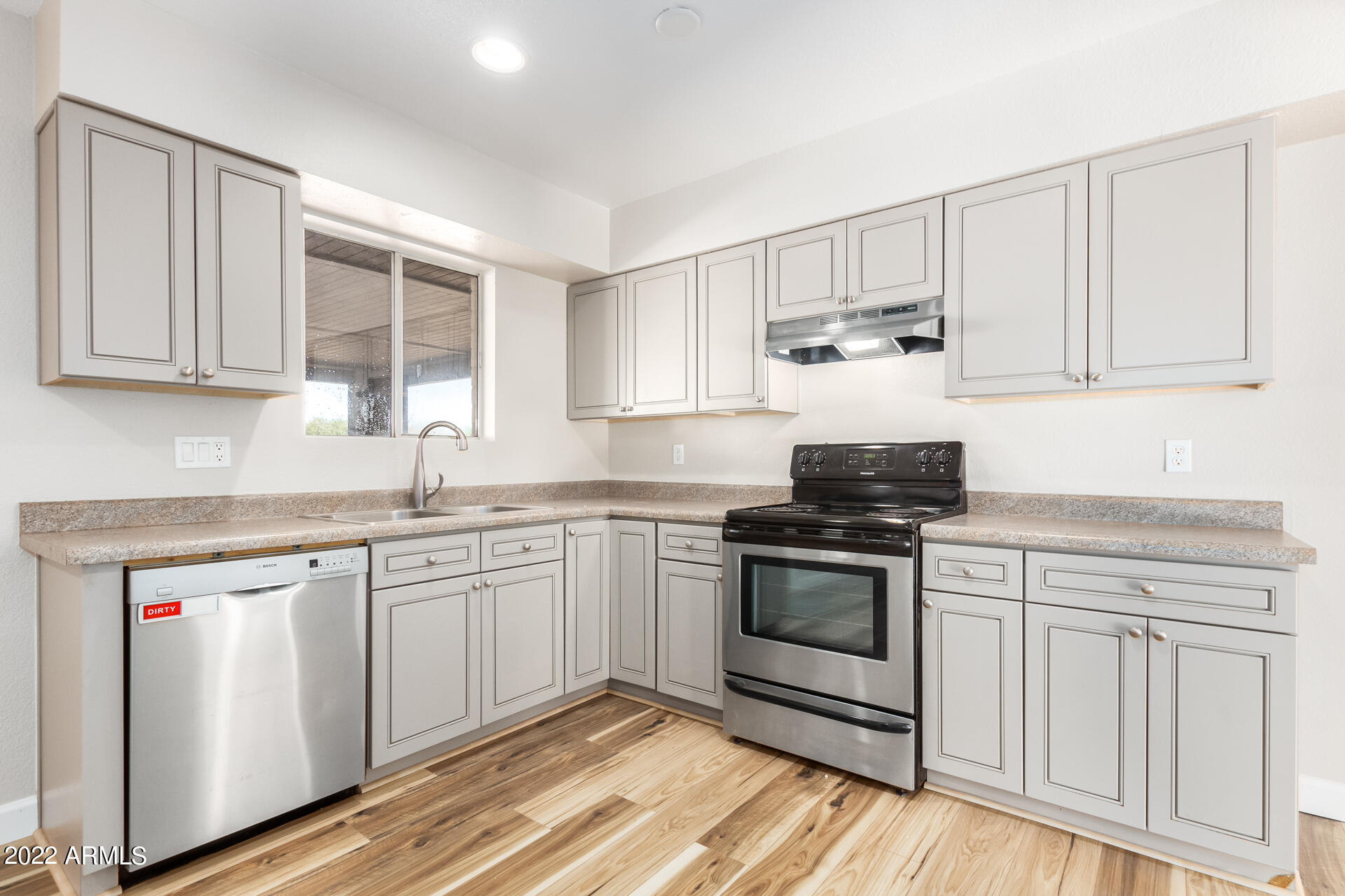 1225 W HALSTEAD Drive