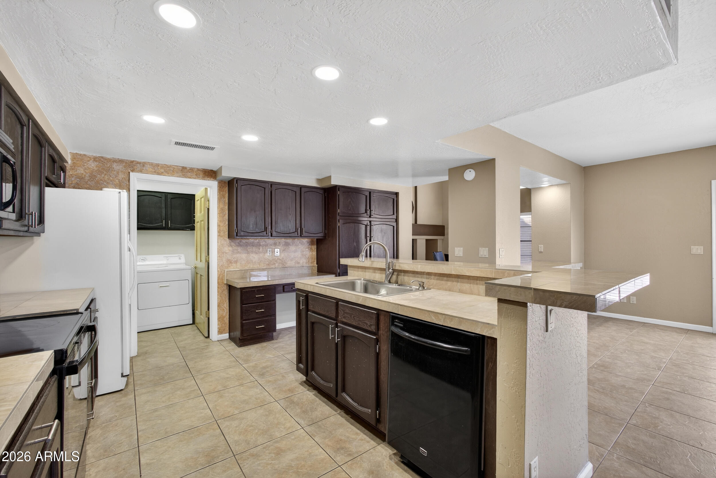 6638 E SUGARLOAF Street