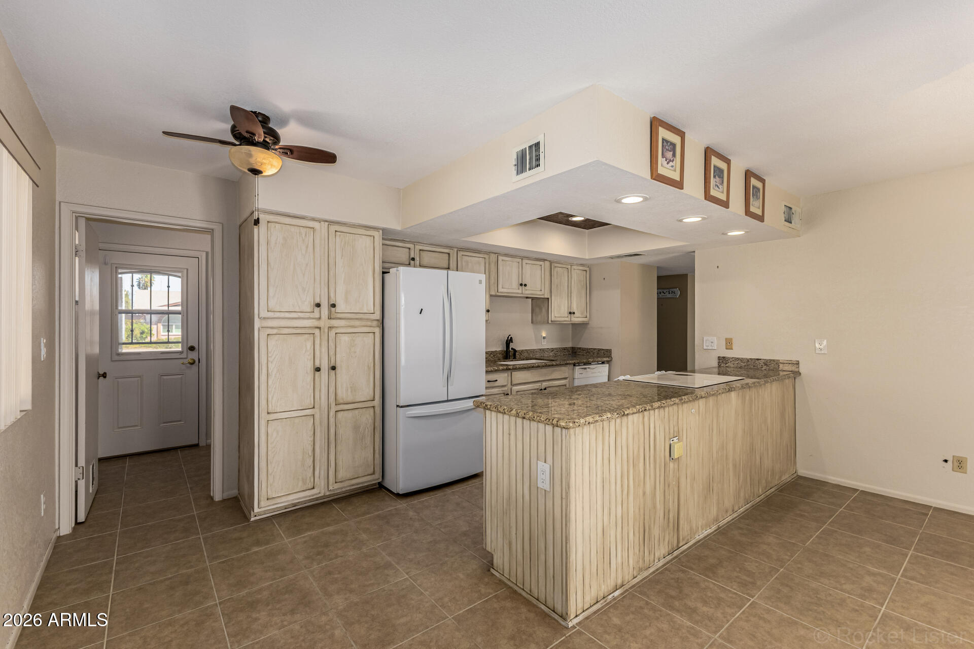 1241 W LAREDO Street