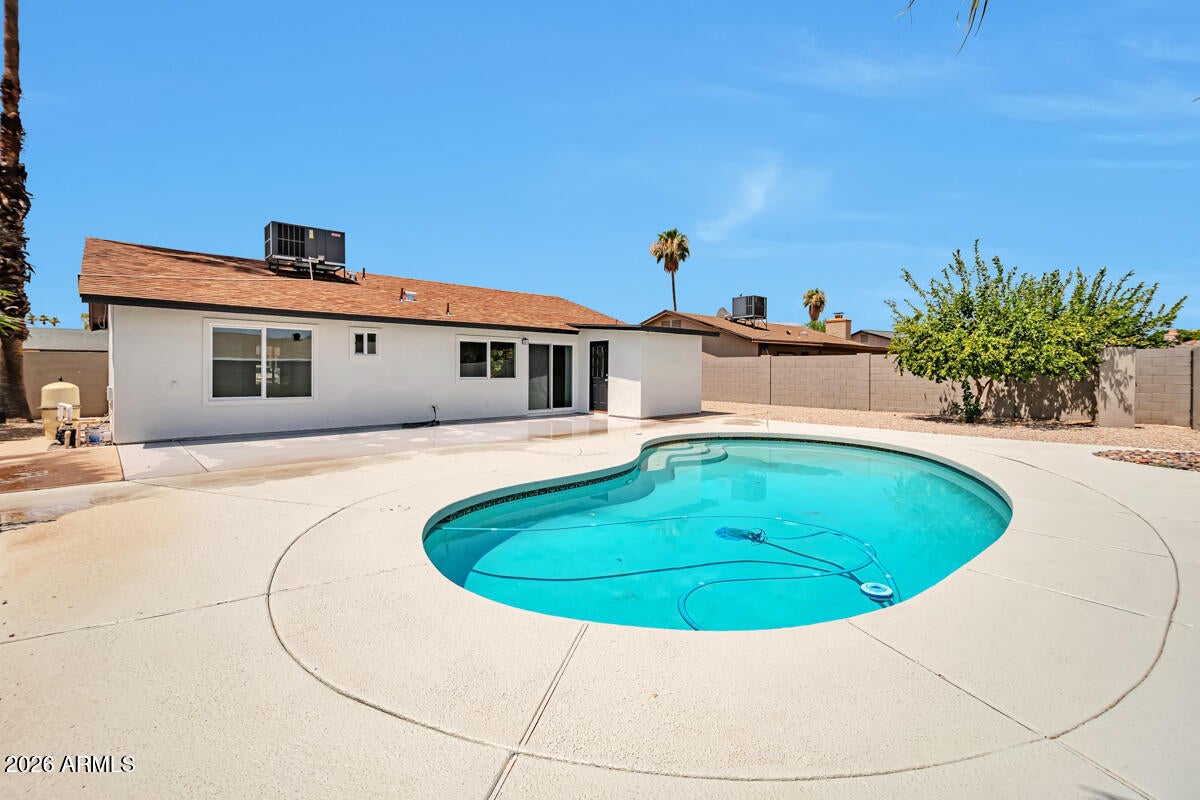 906 W COLGATE Drive