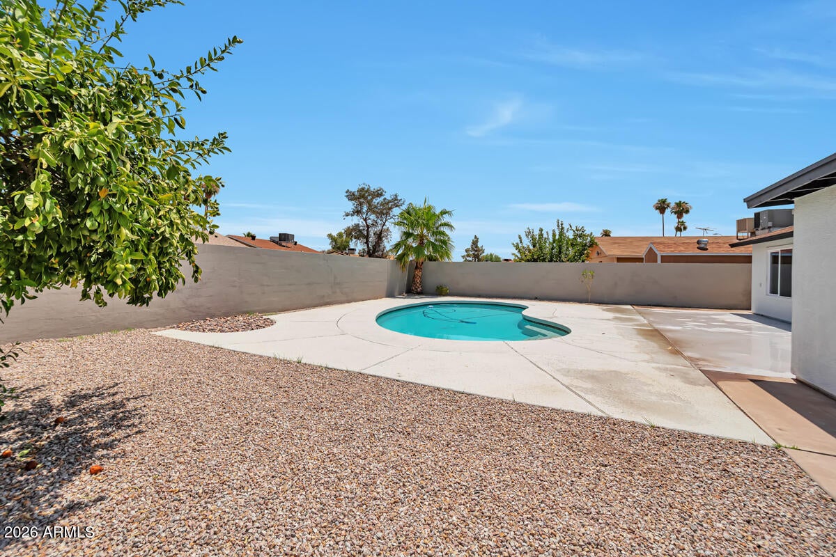 906 W COLGATE Drive
