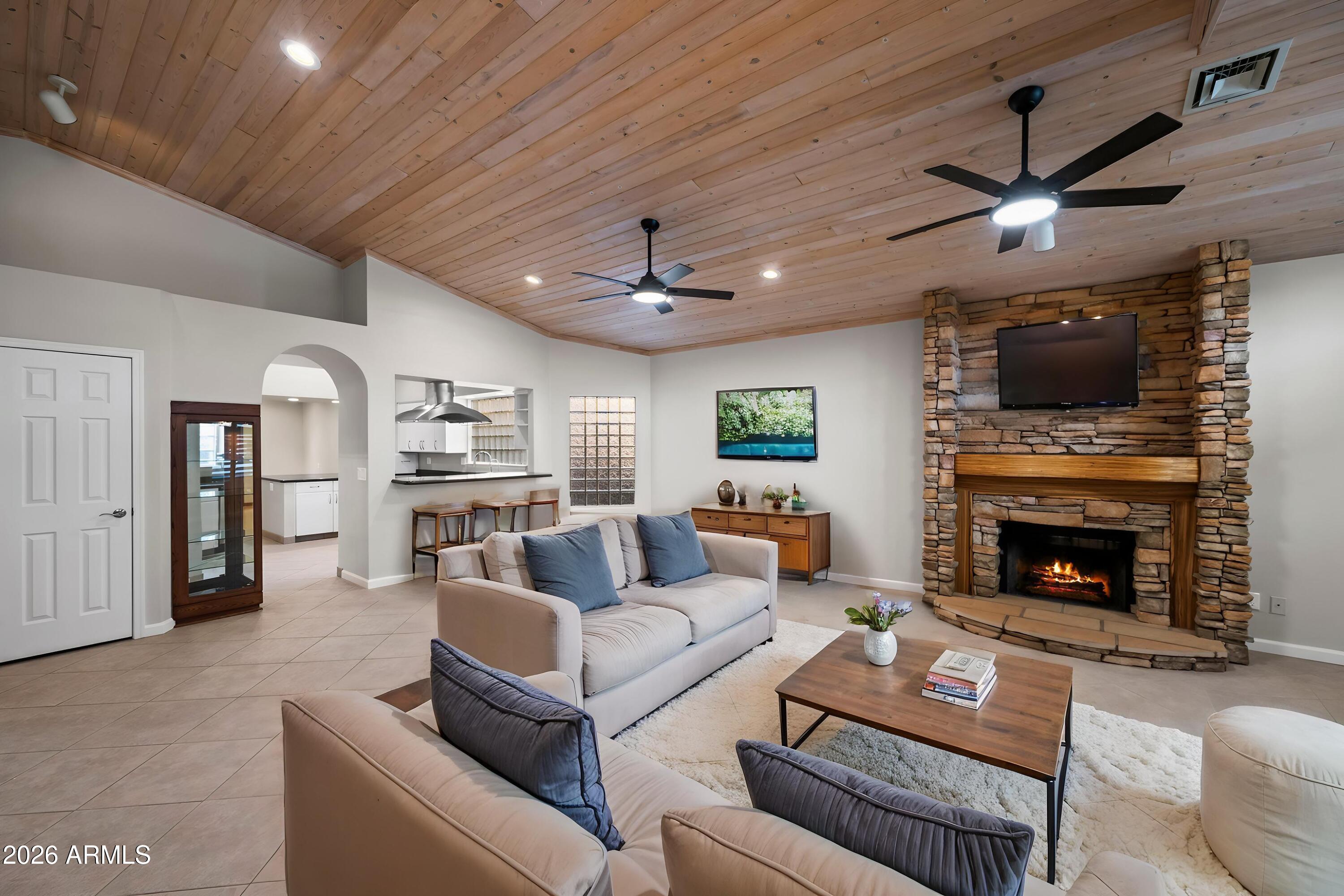 5021 E WALTANN Lane